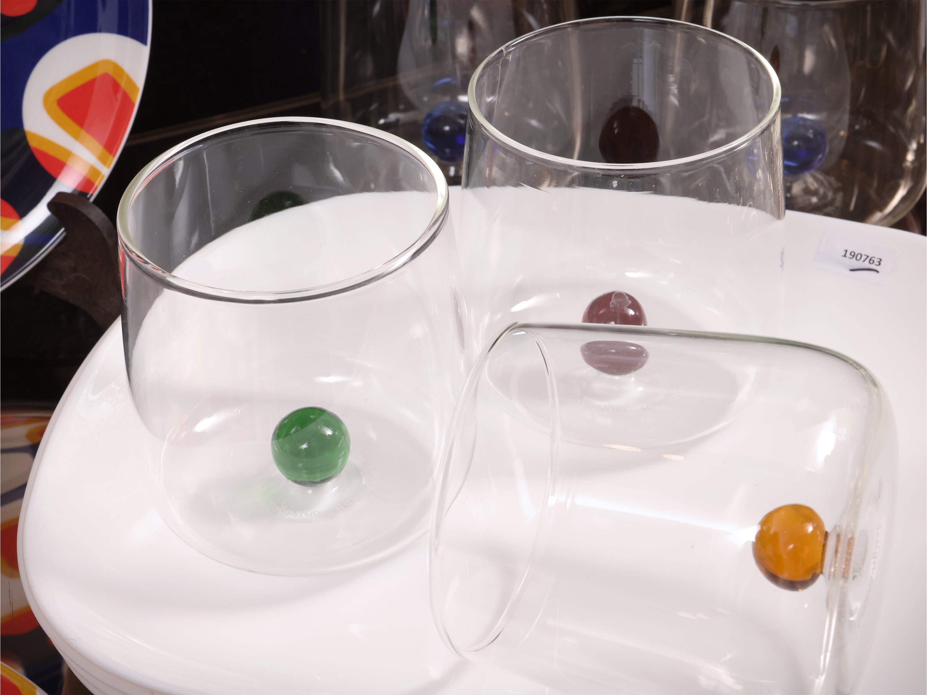 Servizio da tavola moderno, composizione in vetro e porcellana (bicchieri, coppette e piatti)