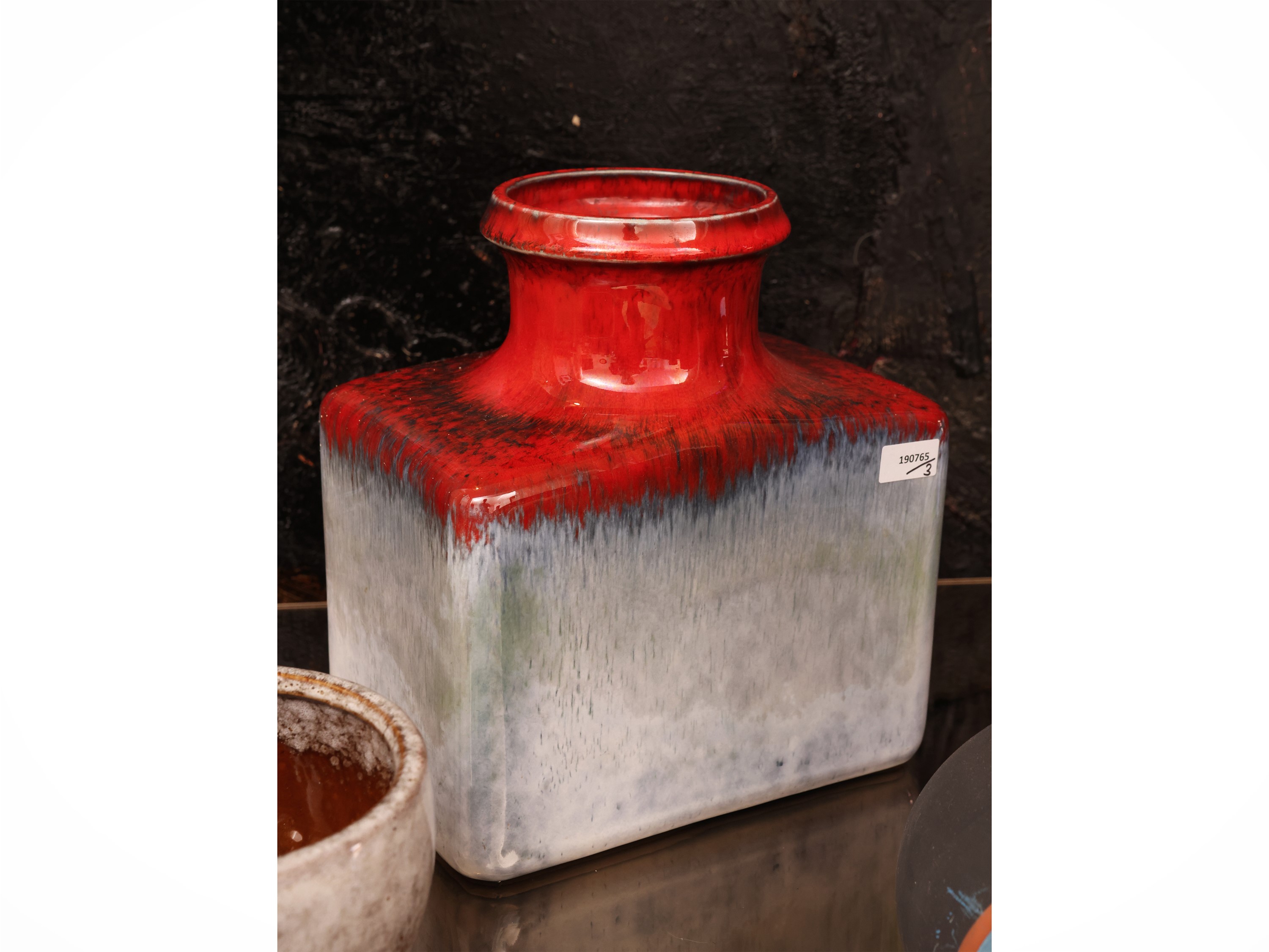 Soprammobili di gusto moderno, ceramica smaltata e terracotta dipinta