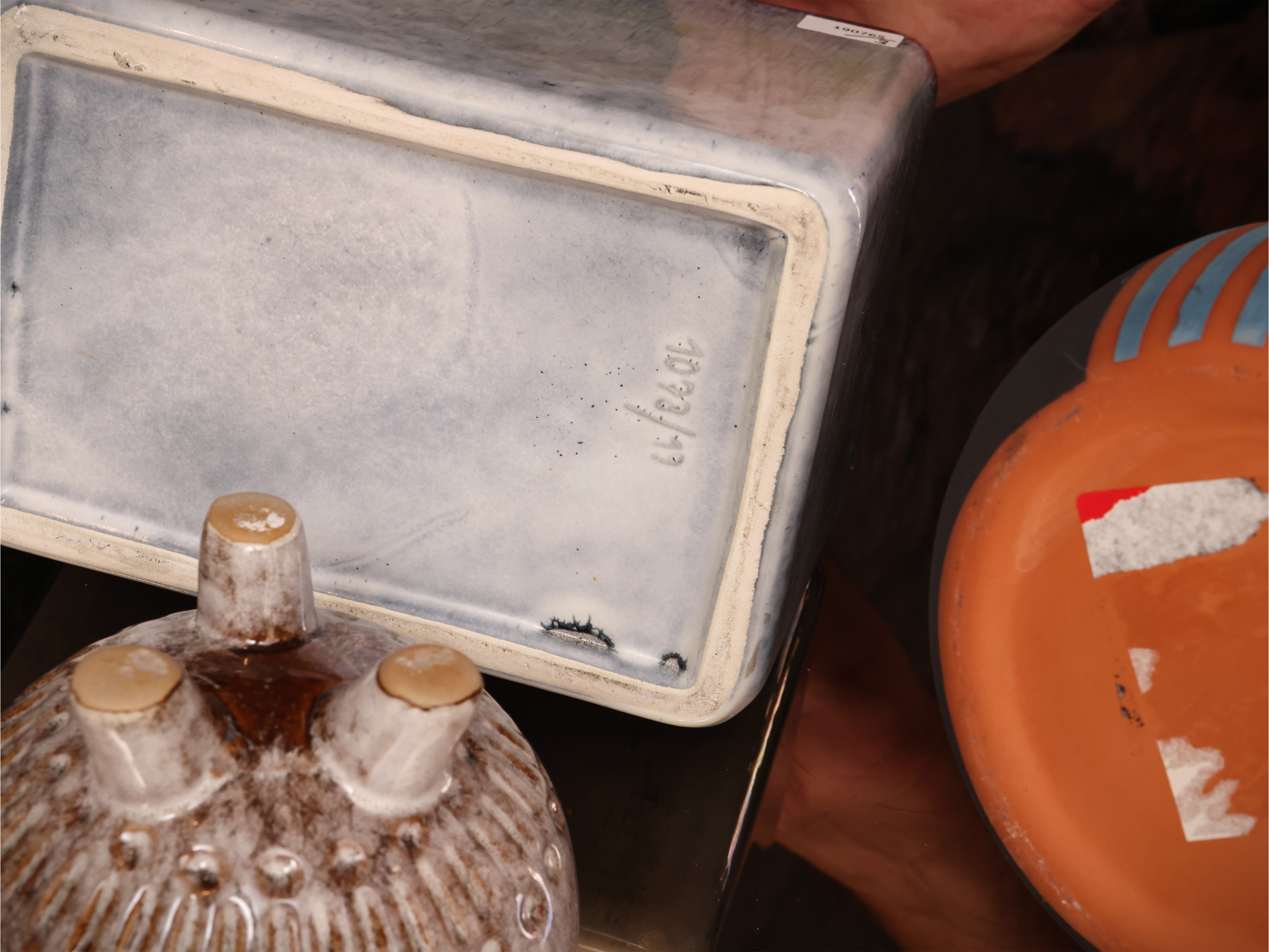Soprammobili di gusto moderno, ceramica smaltata e terracotta dipinta