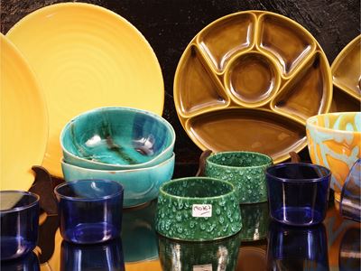 Accessori per servire antipasti: piatti in ceramica verde oliva e giallo, ciotole e set in vetro ...