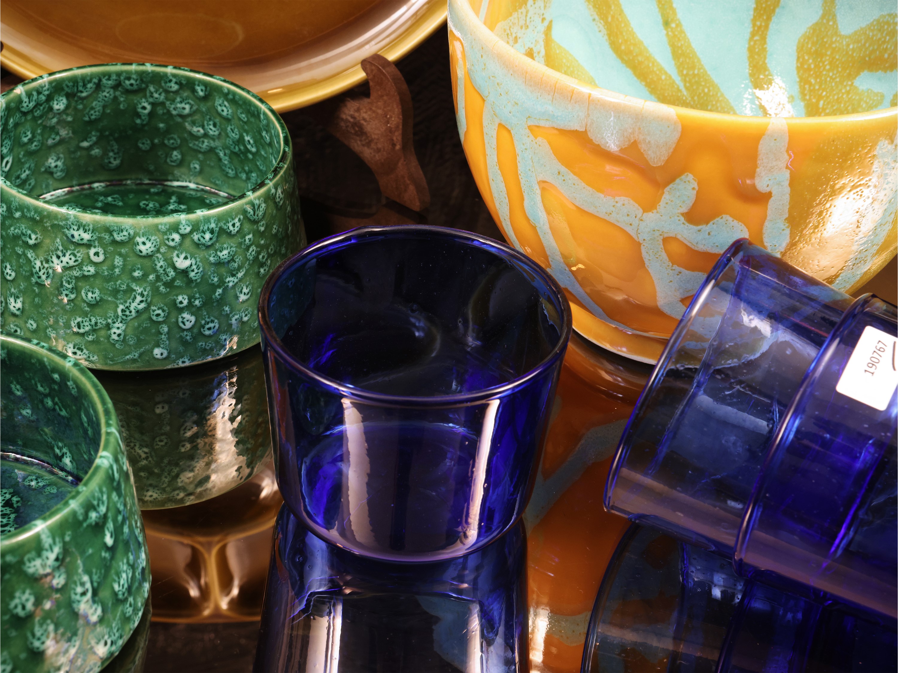 Accessori per servire antipasti: piatti in ceramica verde oliva e giallo, ciotole e set in vetro ...