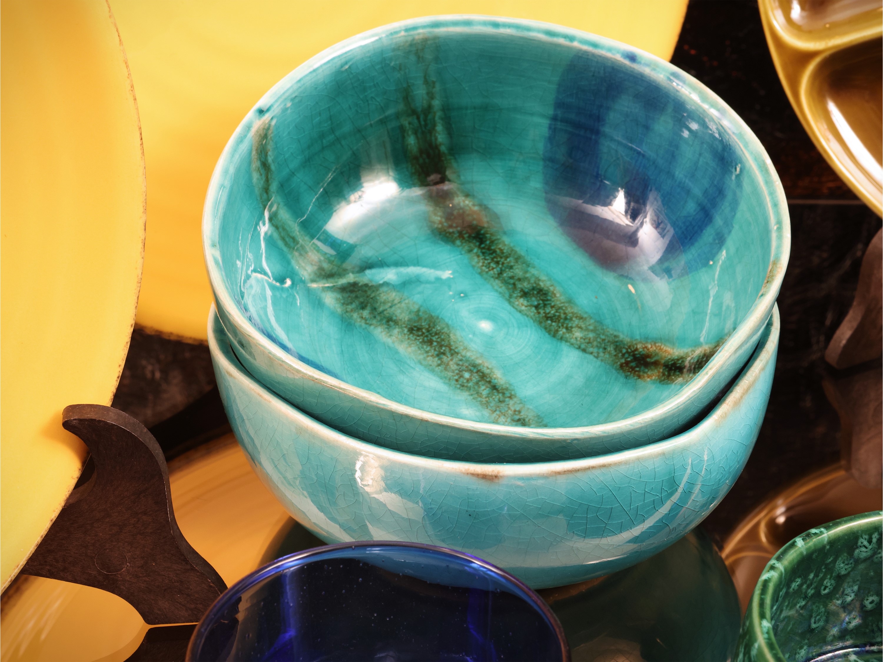 Accessori per servire antipasti: piatti in ceramica verde oliva e giallo, ciotole e set in vetro ...