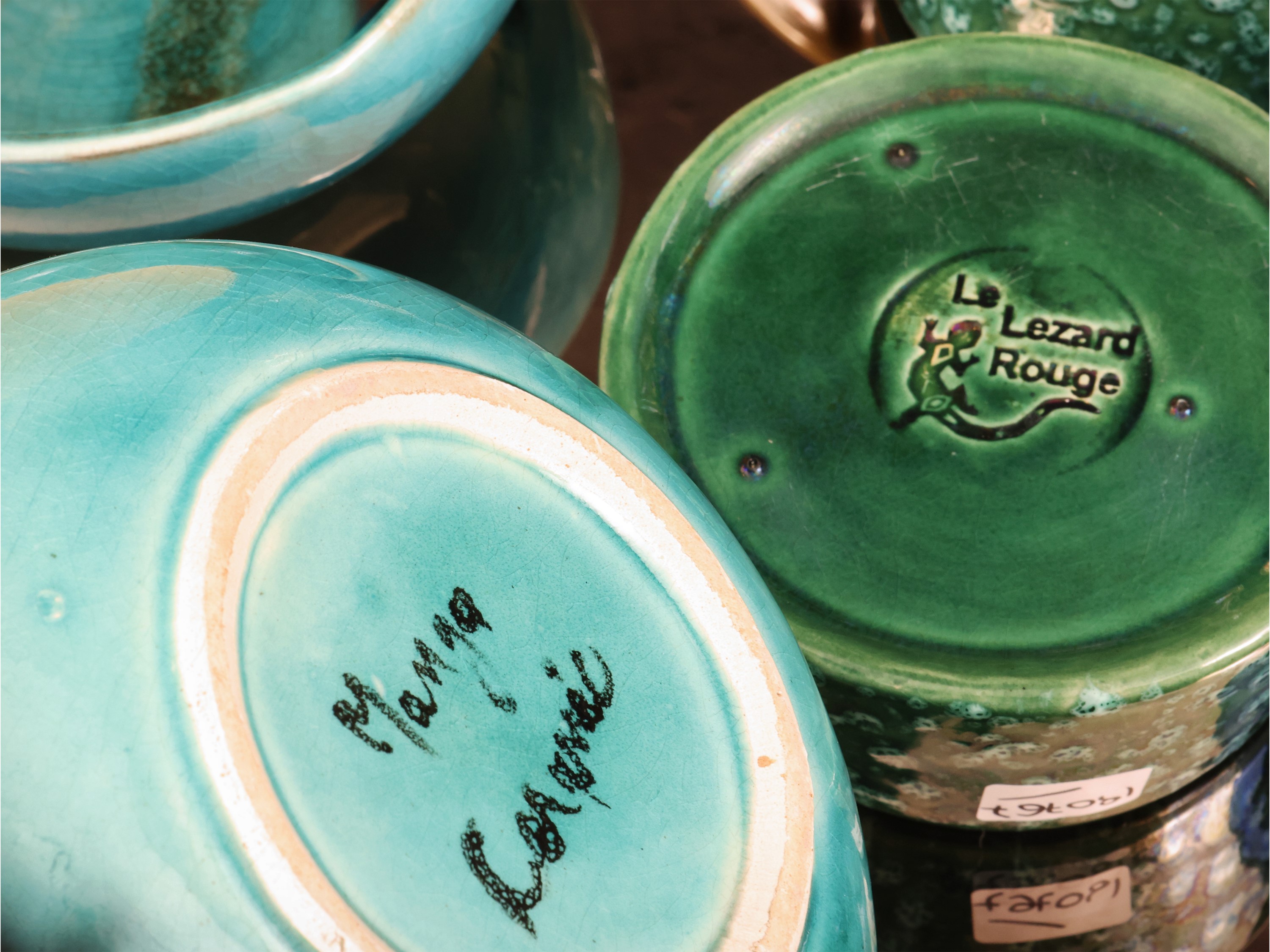 Accessori per servire antipasti: piatti in ceramica verde oliva e giallo, ciotole e set in vetro ...