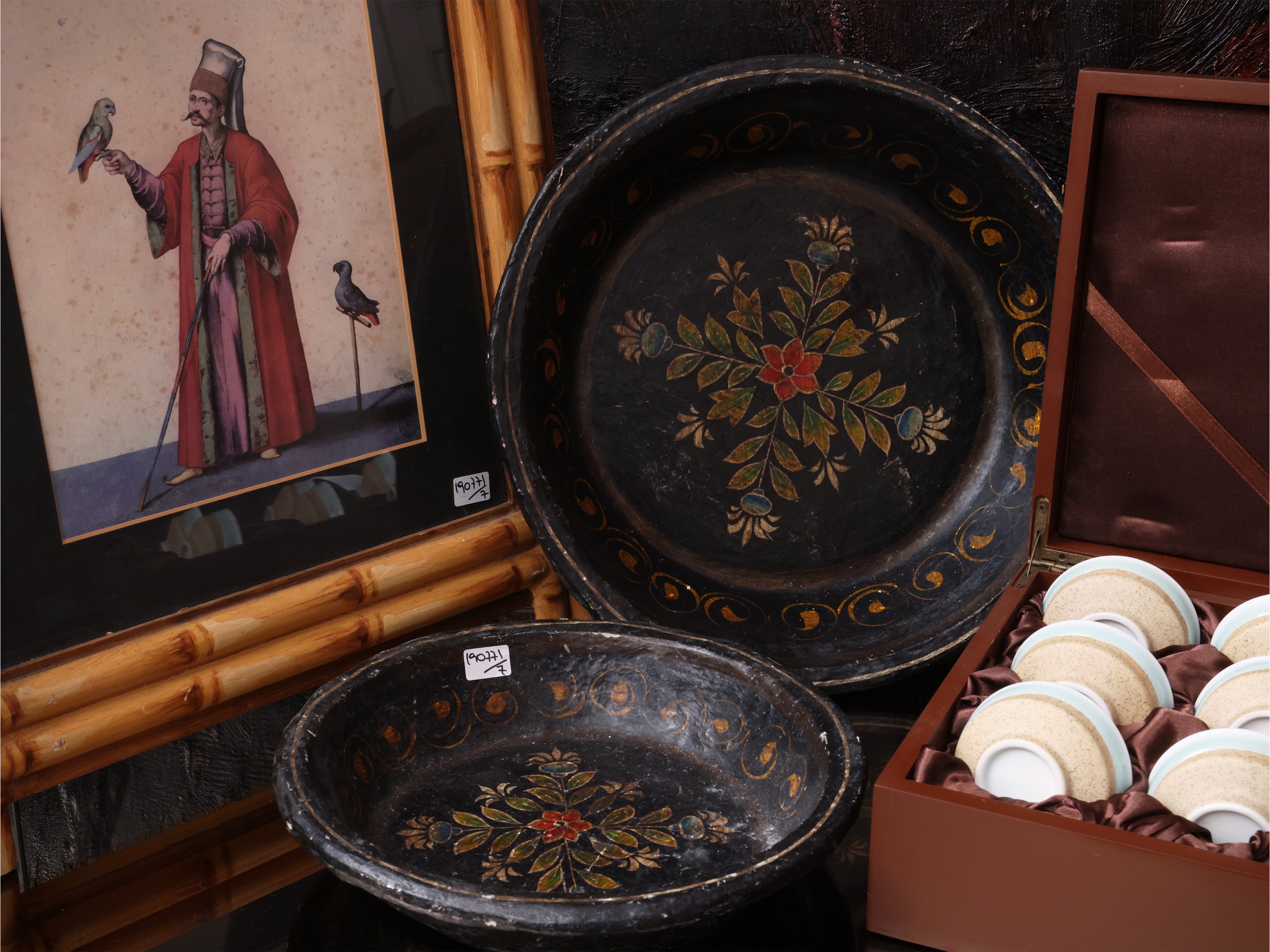 Curiosità di gusto orientale, lacca nera dipinta, set da sakè e quattro stampe