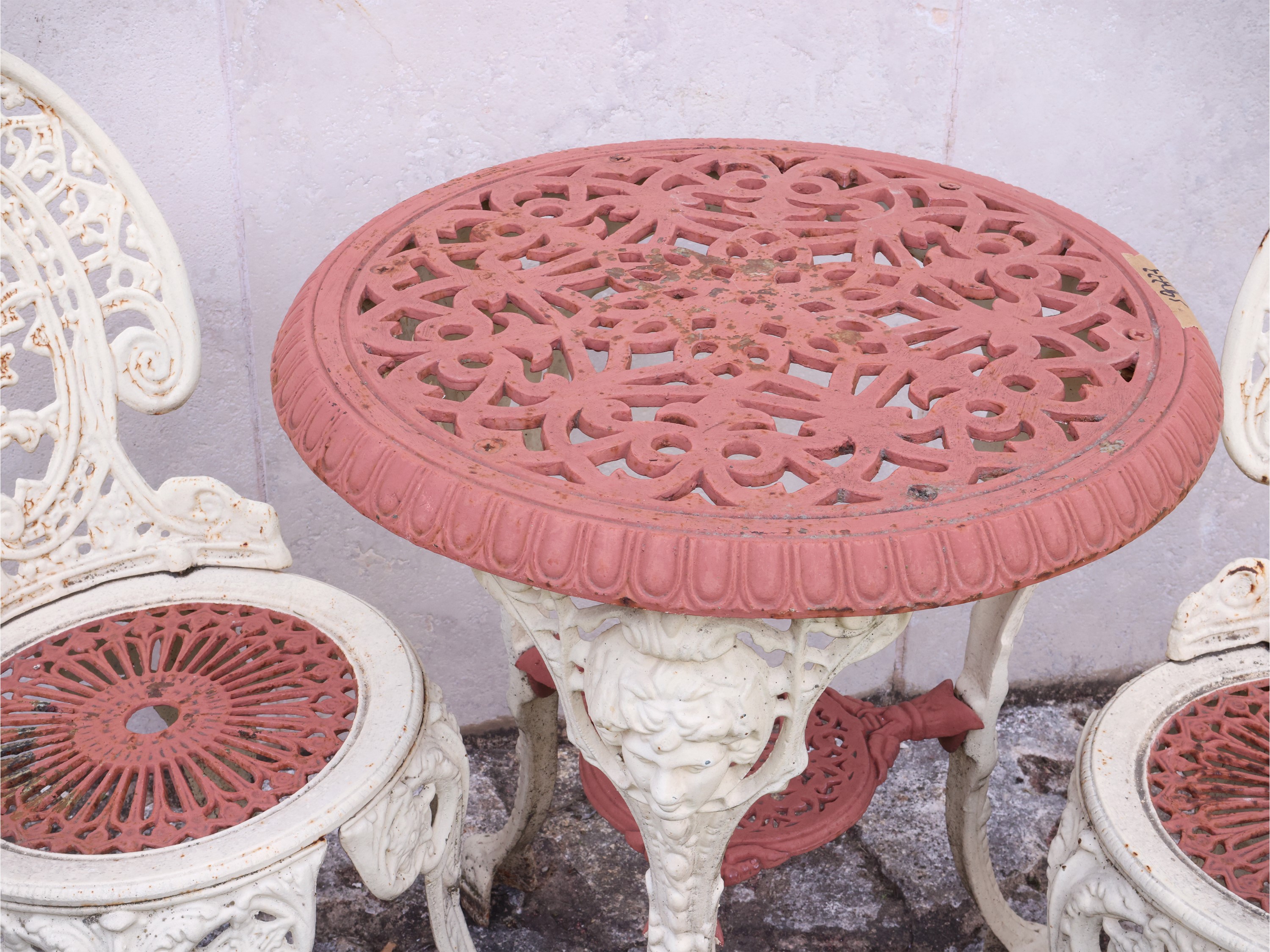 Inizio XX secolo, Set da giardino in ghisa traforata con tralci floreali e vegetali