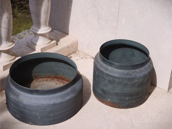 Coppia di cachepot in metallo