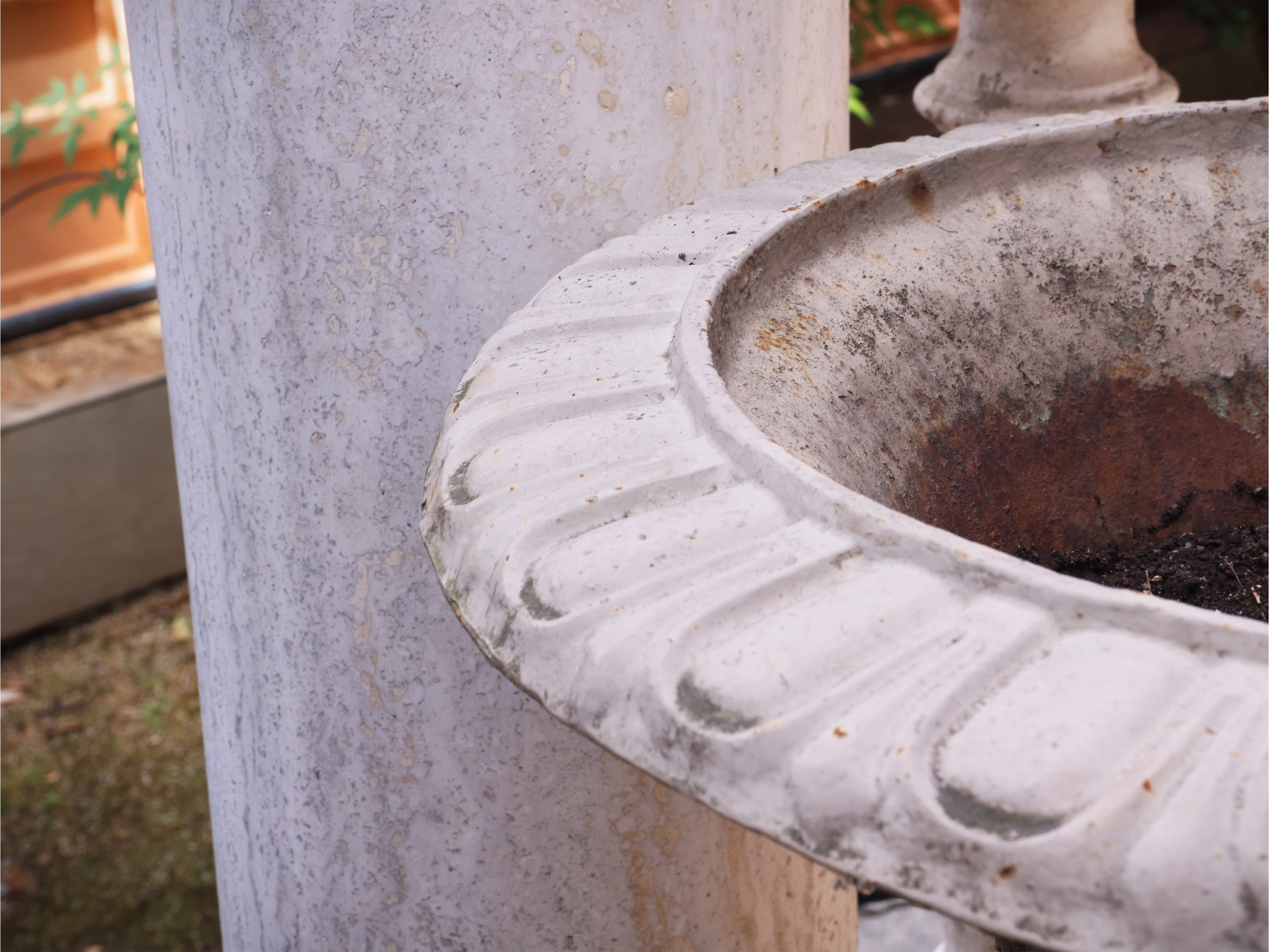 Coppia di grandi vasi medicei in ghisa, dipinta grigio chiaro, decorazione a baccellature e festo...
