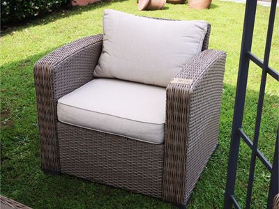 Jutlandia, Coppia di poltrone da giardino in rattan sintetico con cuscini rivestiti in tessuto co...