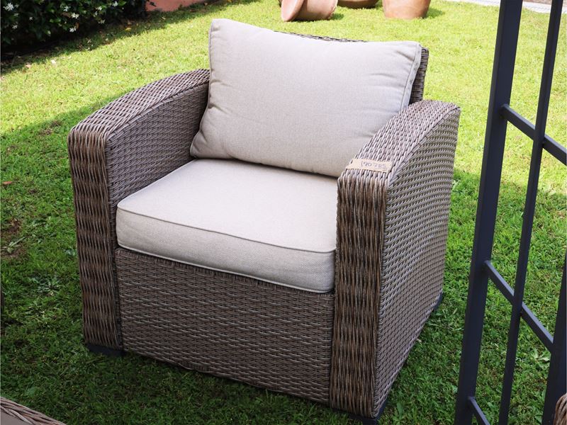 Jutlandia, Coppia di poltrone da giardino in rattan sintetico con cuscini rivestiti in tessuto co...