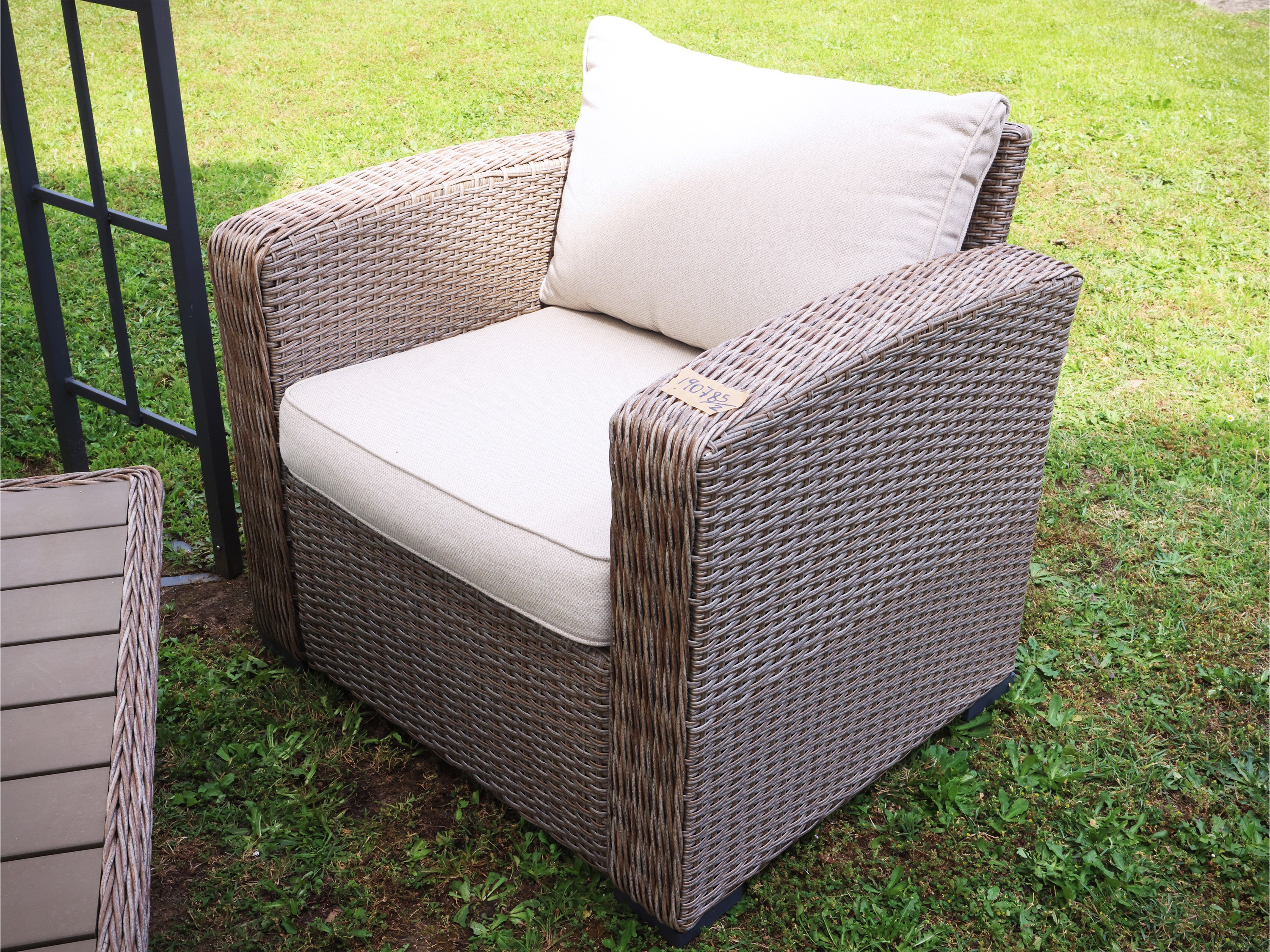Jutlandia, Coppia di poltrone da giardino in rattan sintetico con cuscini rivestiti in tessuto co...