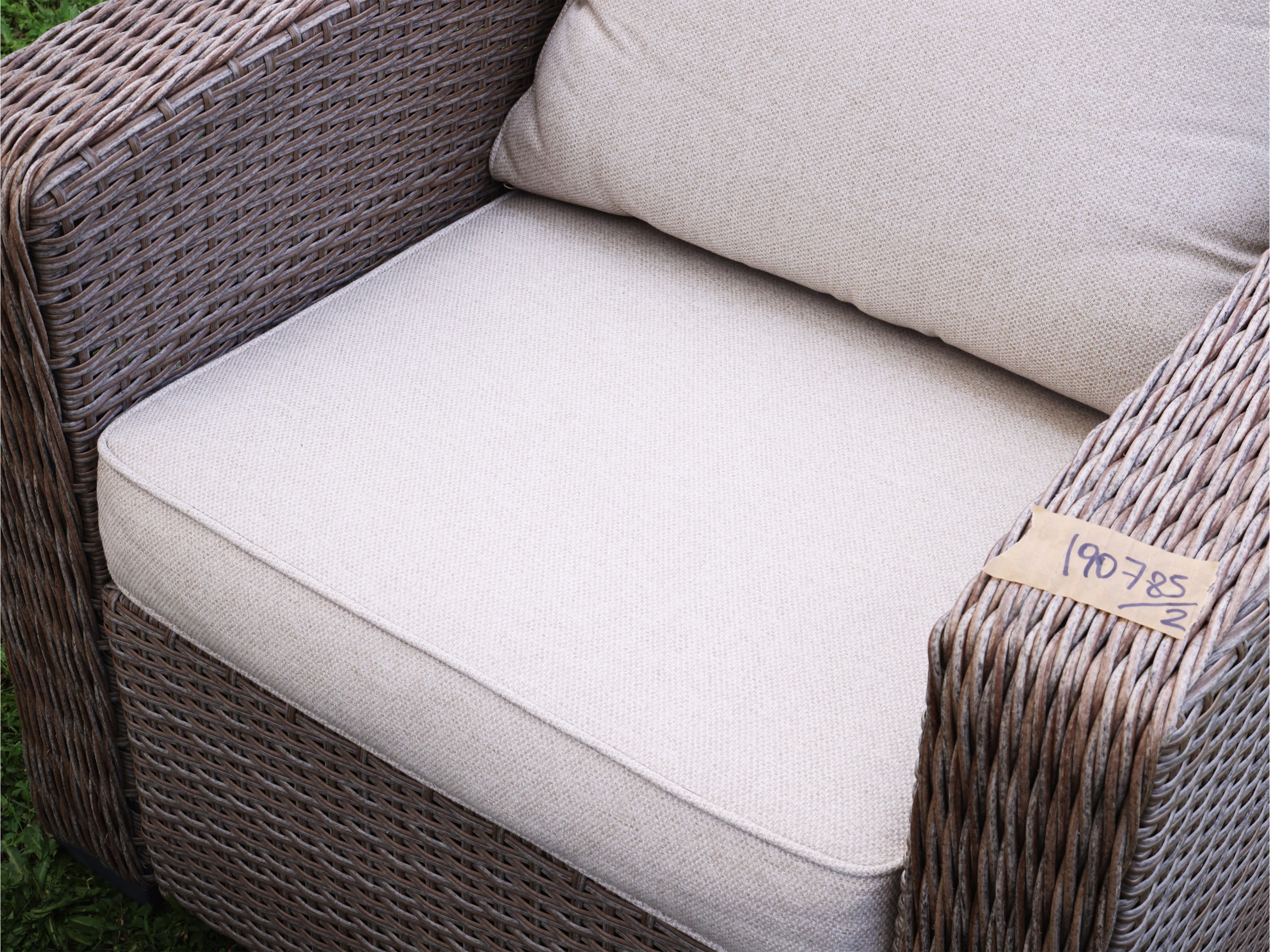 Jutlandia, Coppia di poltrone da giardino in rattan sintetico con cuscini rivestiti in tessuto co...