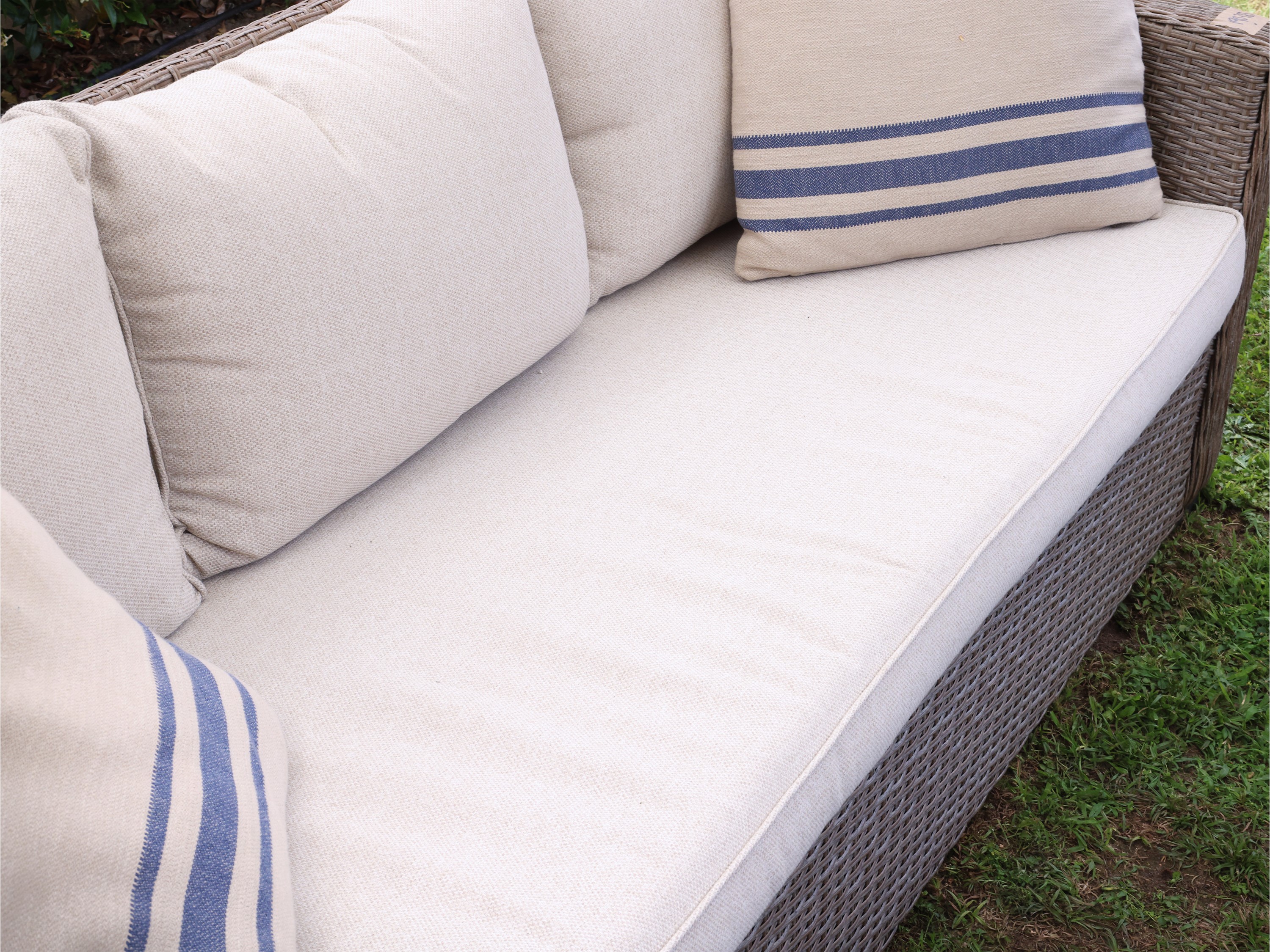 Divano da giardino a tre posti in rattan sintetico, cuscini rivestiti in tessuto color sabbia (Ju...