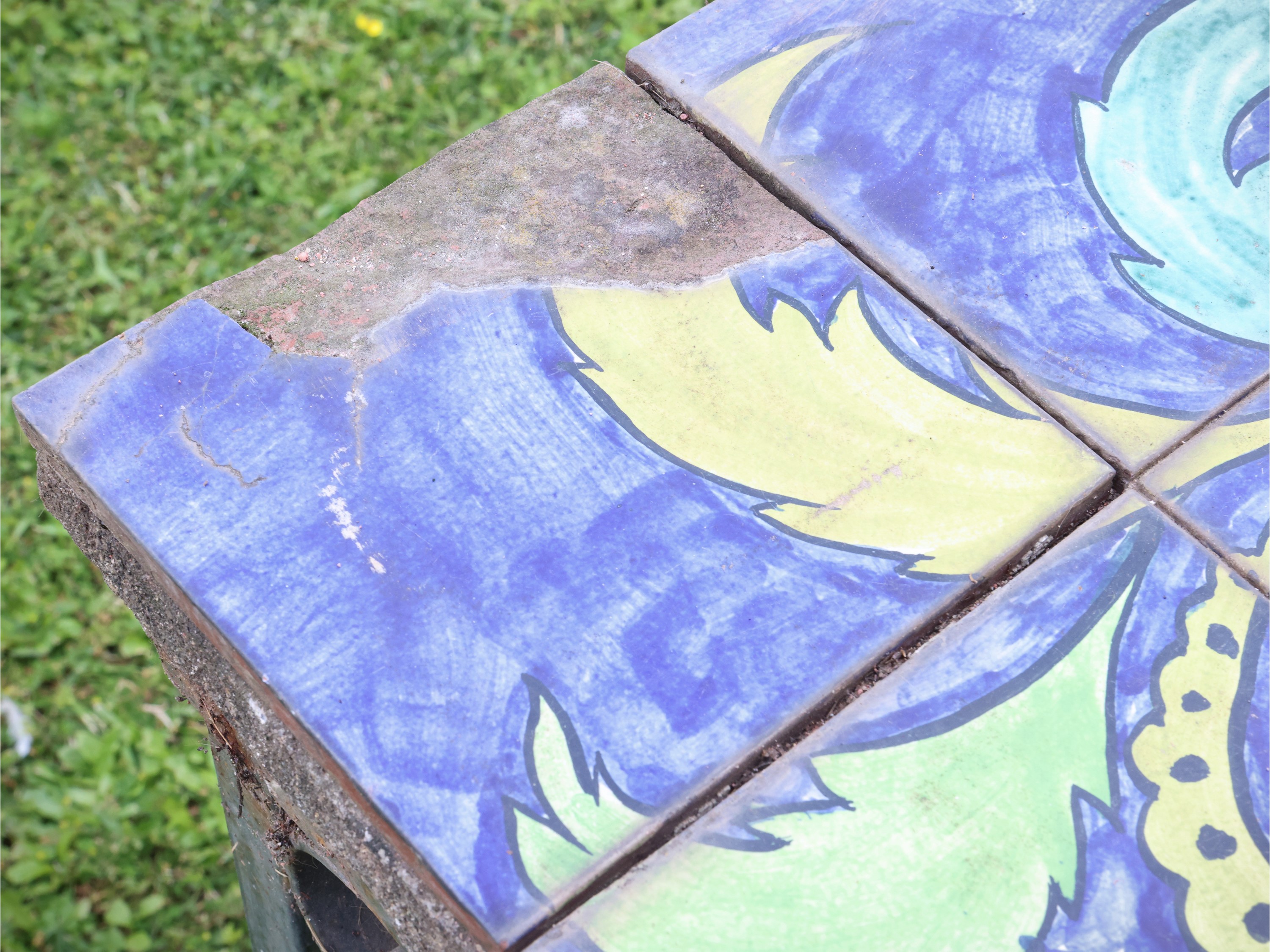 Tavolino da giardino, piano in piastrelle di terracotta smaltata e base in ferro battuto