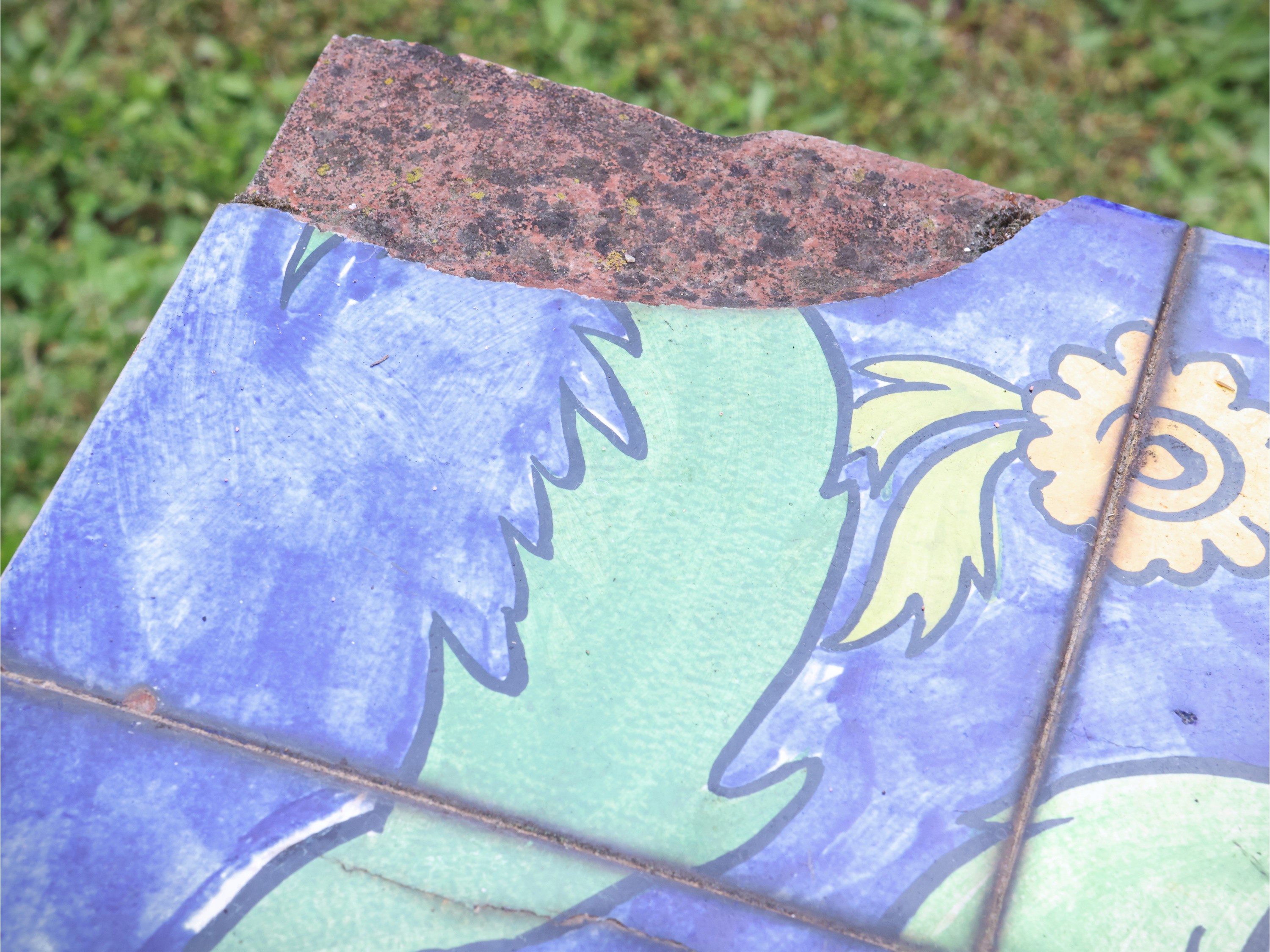 Tavolino da giardino, piano in piastrelle di terracotta smaltata e base in ferro battuto
