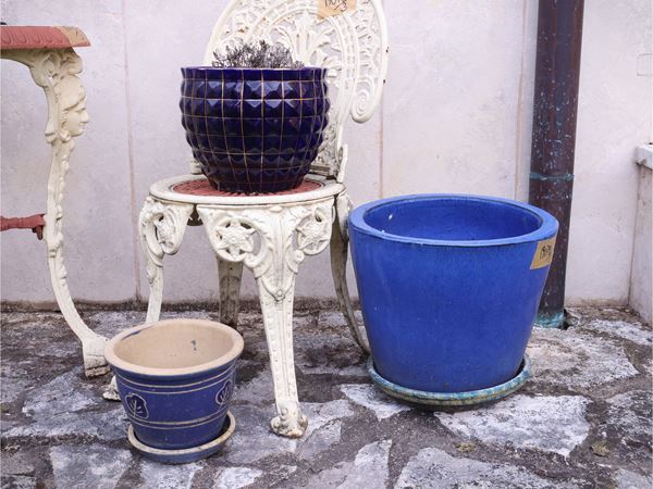 Tre vasi da giardino in ceramica blu