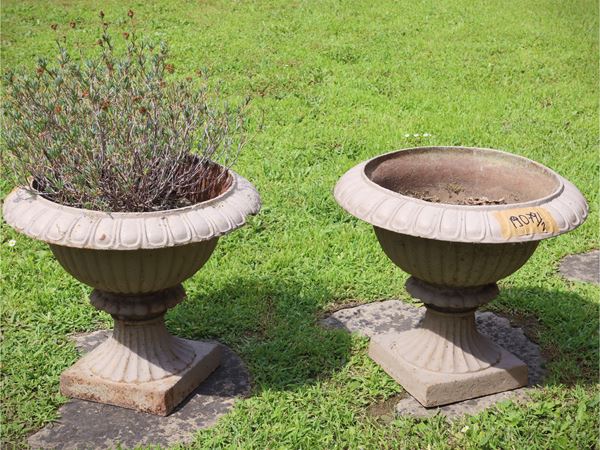 Pair of Medici vases in painted cast iron