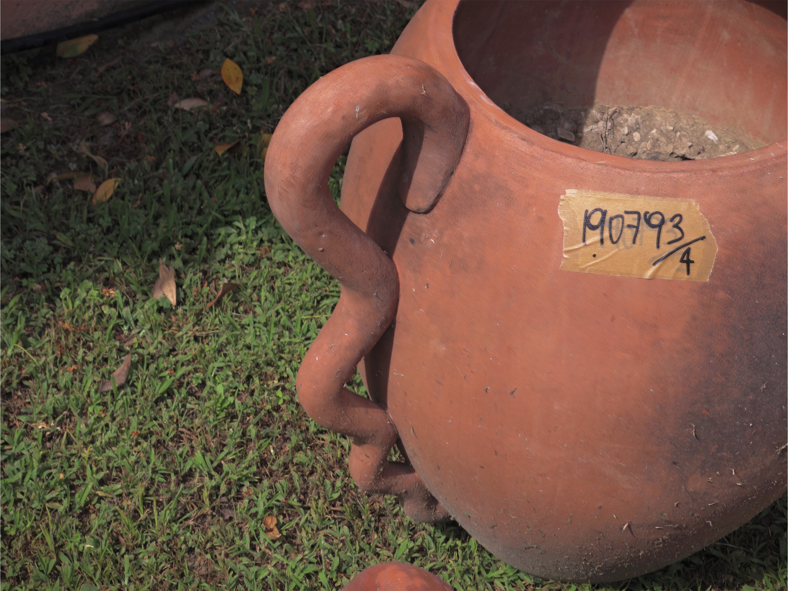 Quattro vasi in terracotta, orcio e vasi da epoca con lievi difetti