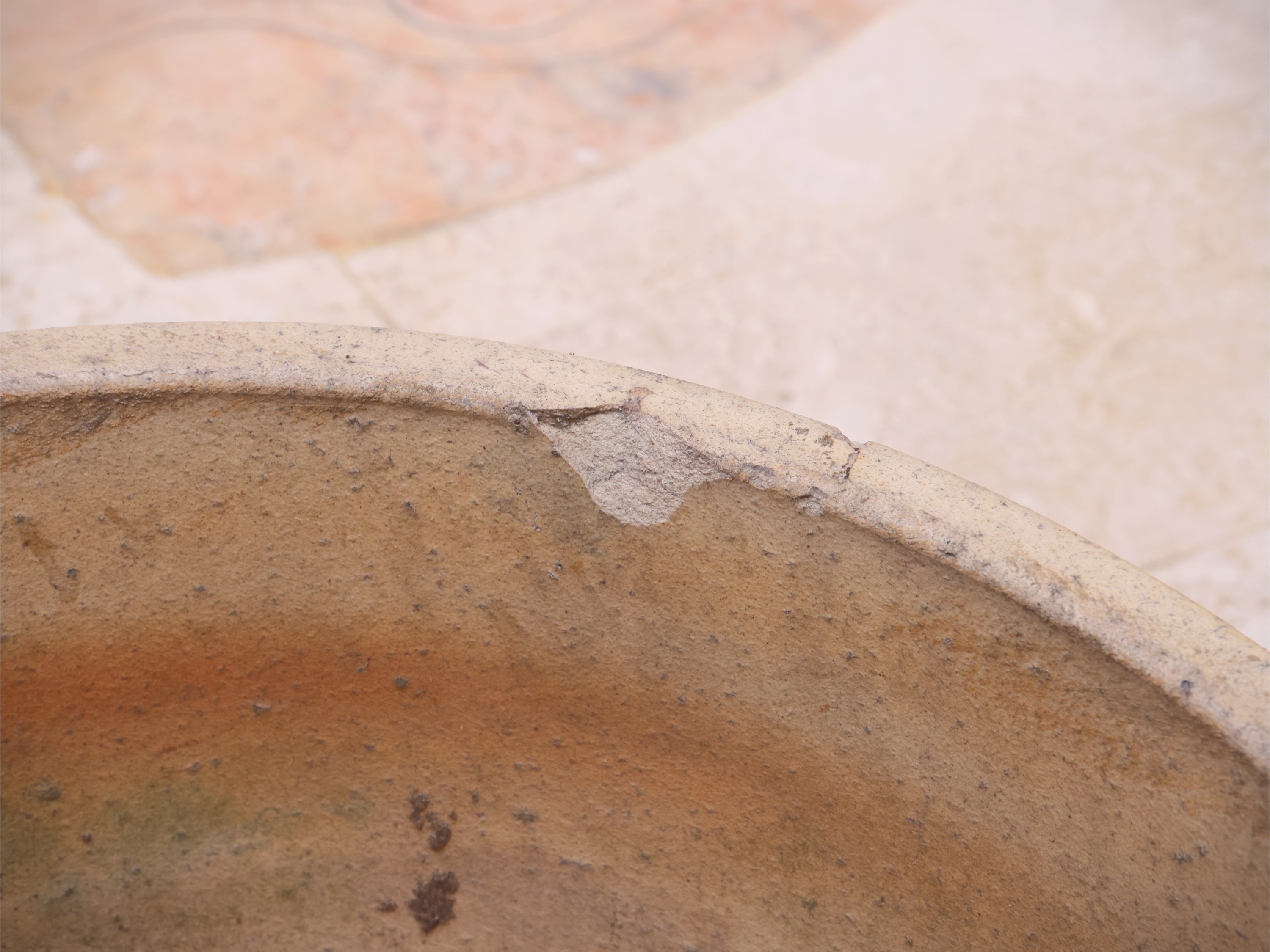 Vasi da giardino in terracotta, tre pezzi (coppia a scalare e vaso quadrato)