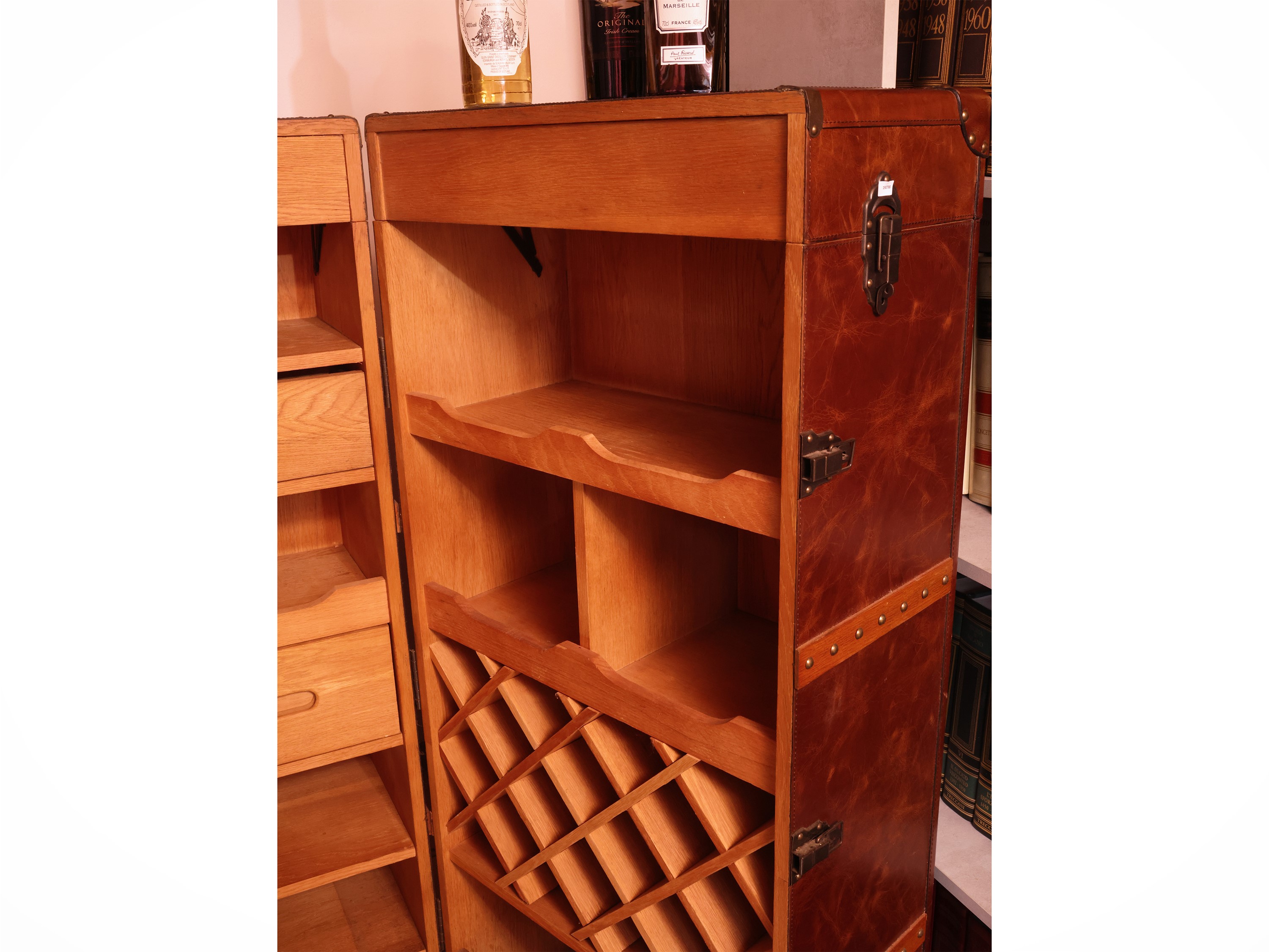 Mobile bar in legno con vano bottiglie e accessori, baule