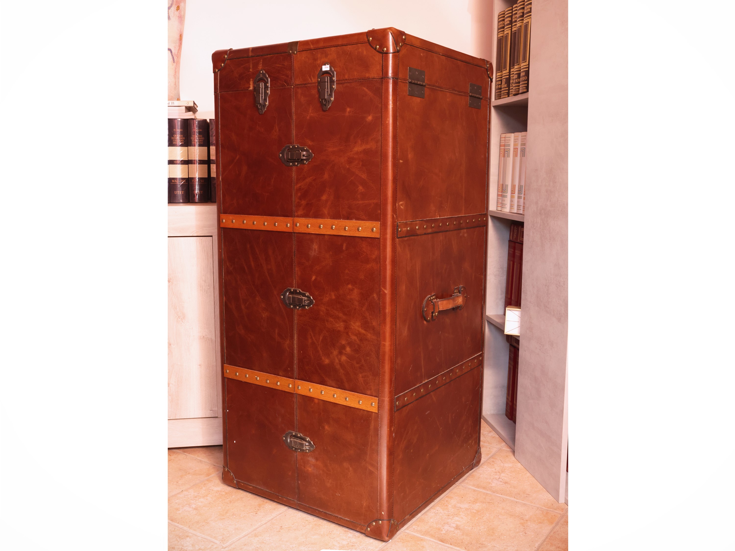 Mobile bar in legno con vano bottiglie e accessori, baule