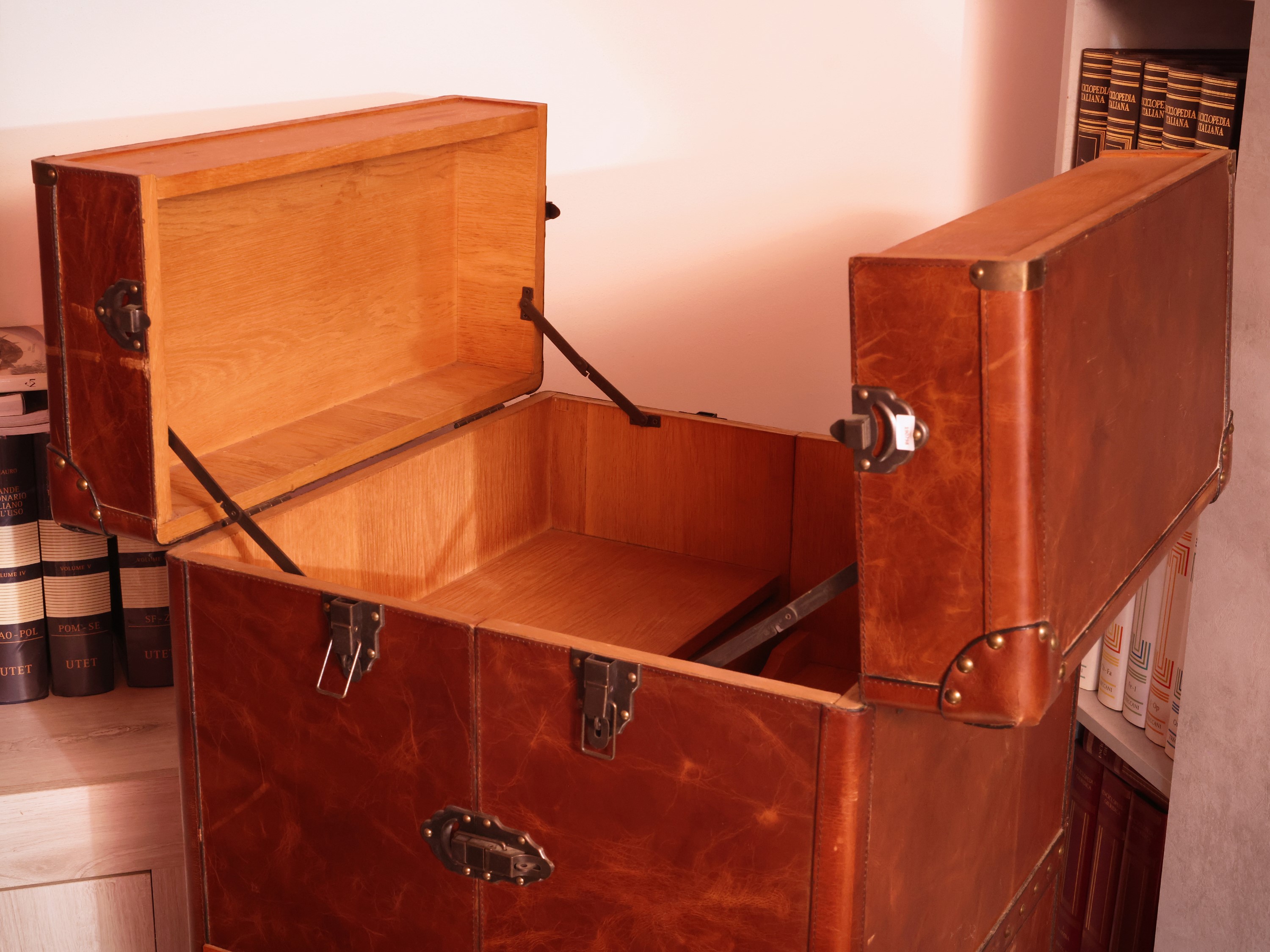 Mobile bar in legno con vano bottiglie e accessori, baule