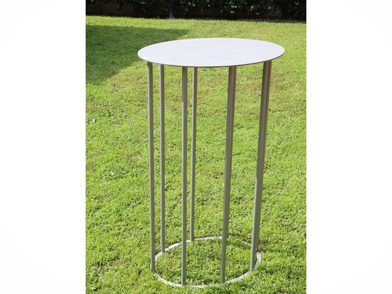 Tavolino alto da appoggio, piano ovale in metallo laccato grigio
