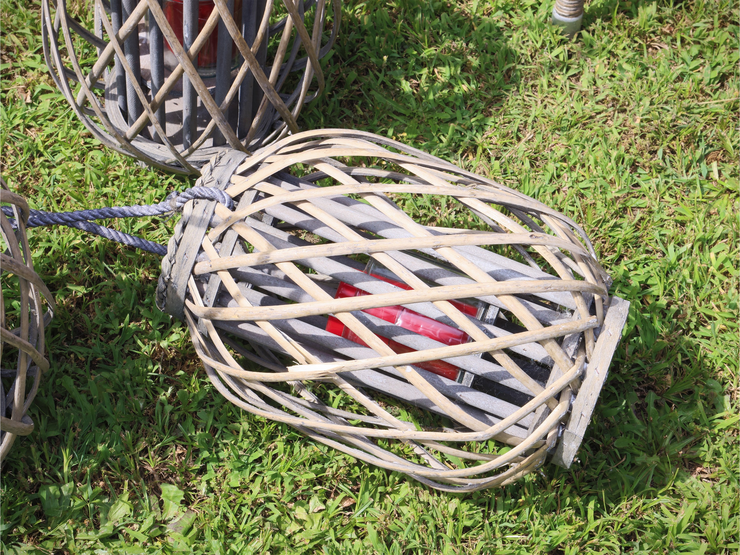 Serie di quattro sedie da giardino, rattan sintetico color naturale