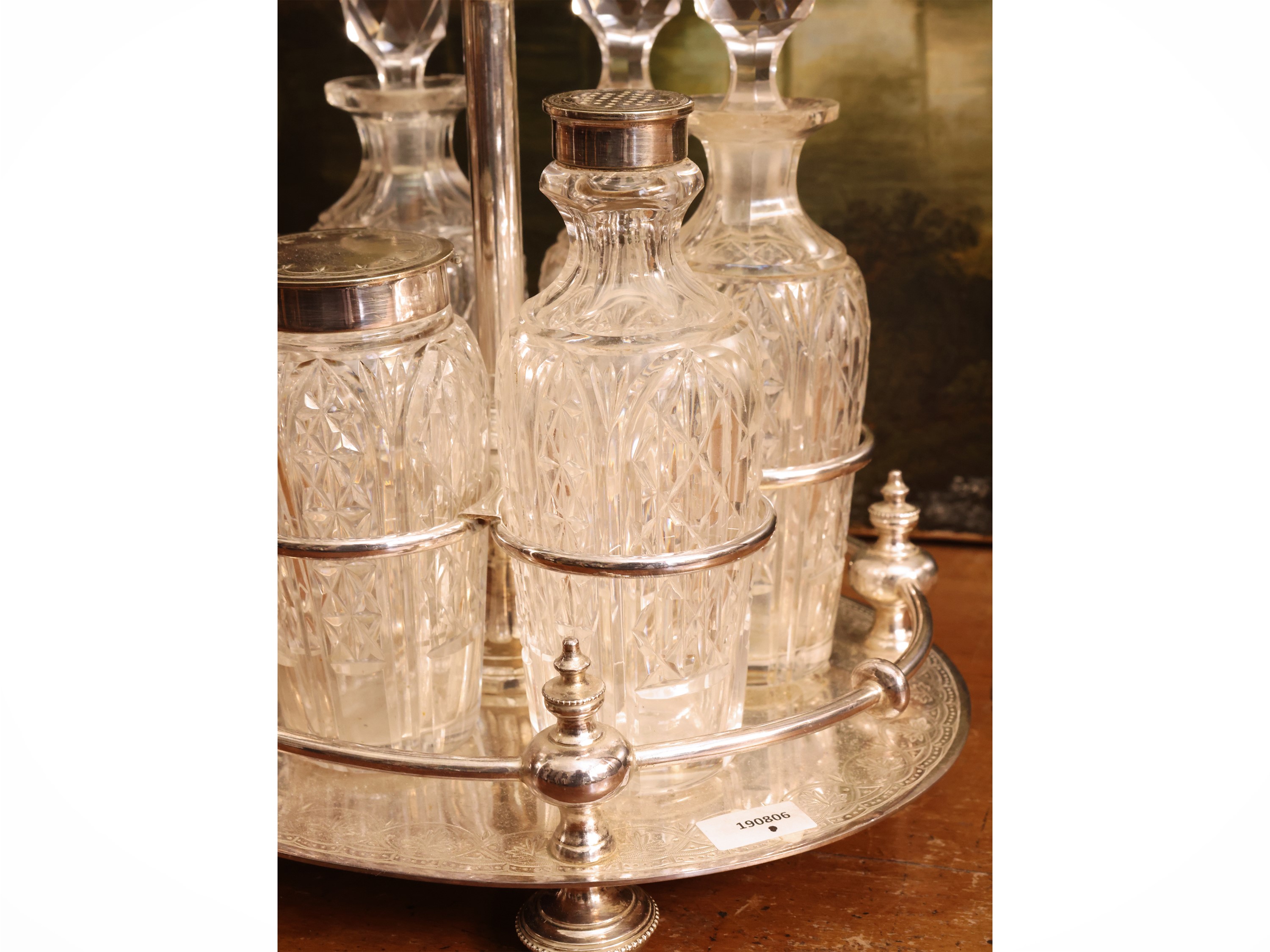 Cruet in metallo argentato con sei ampolle in cristallo molato