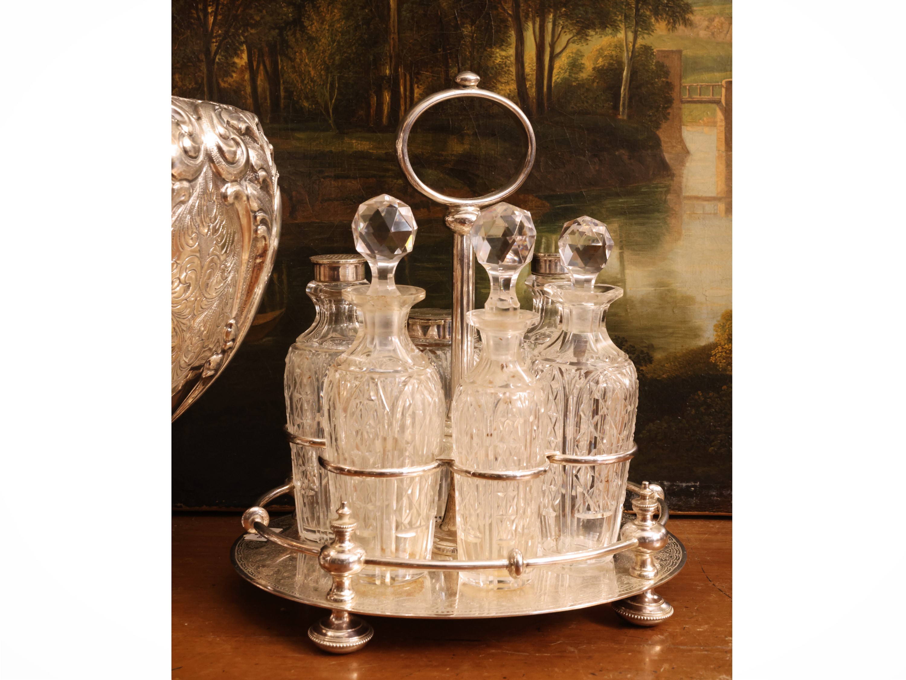 Cruet in metallo argentato con sei ampolle in cristallo molato
