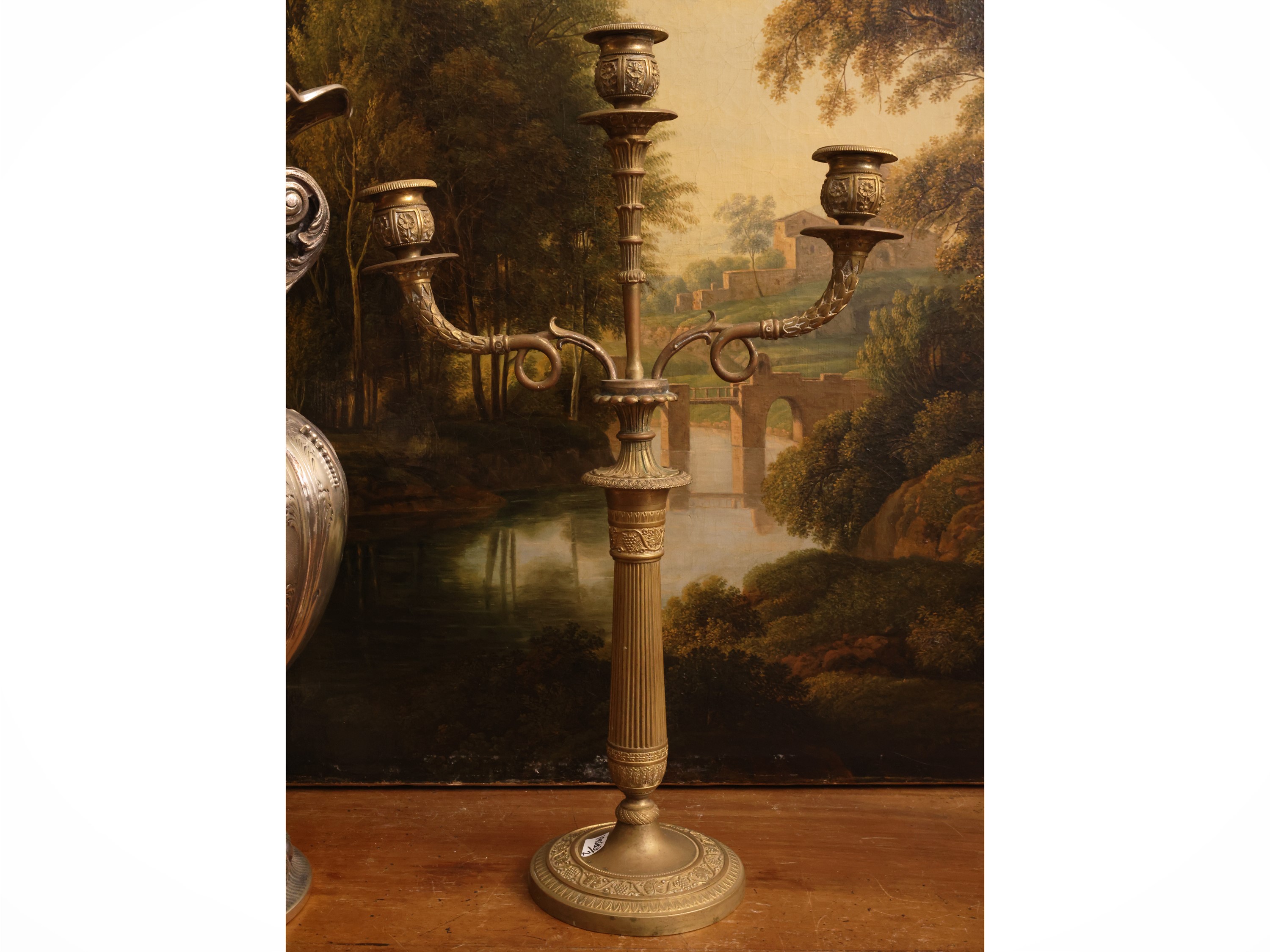 Coppia di candelabri, bronzo dorato, tre bracci portacandele a cornucopia