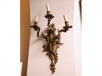 Coppia di applique in bronzo dorato, stile settecentesco