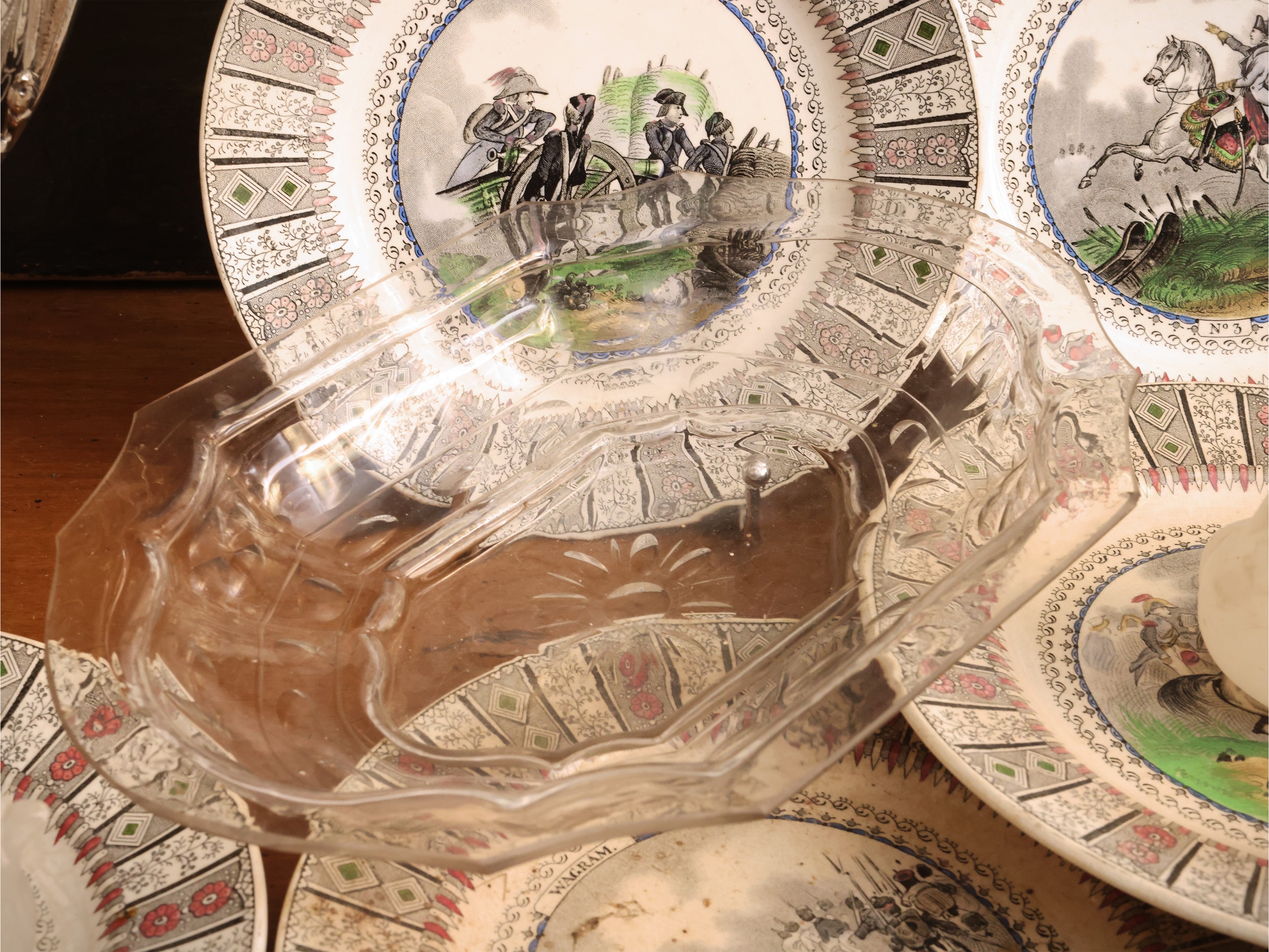 Collezione di curiosità d’epoca, con volatili in alabastro e servizio di piattini in terraglia (X...