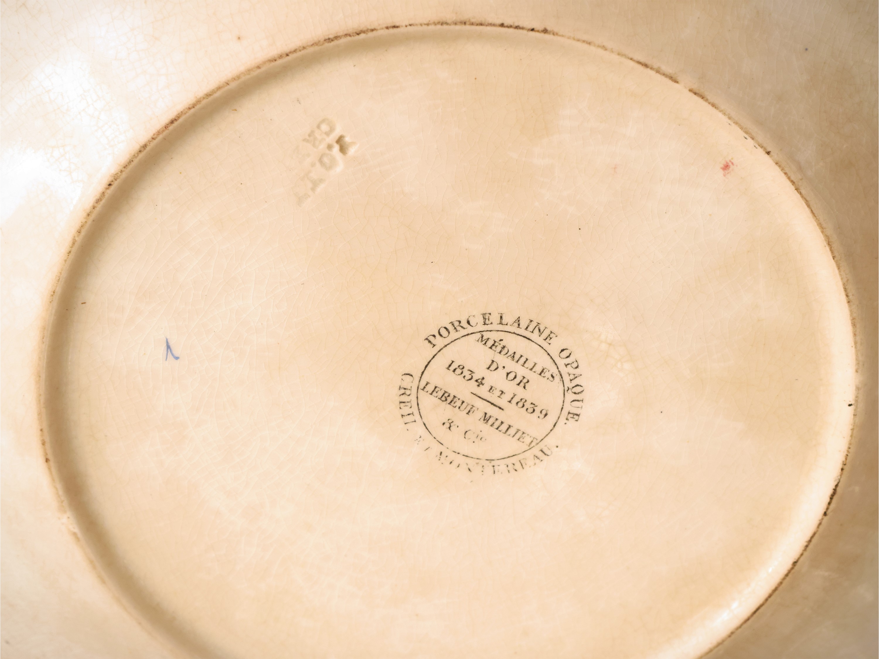 Collezione di curiosità d’epoca, con volatili in alabastro e servizio di piattini in terraglia (X...
