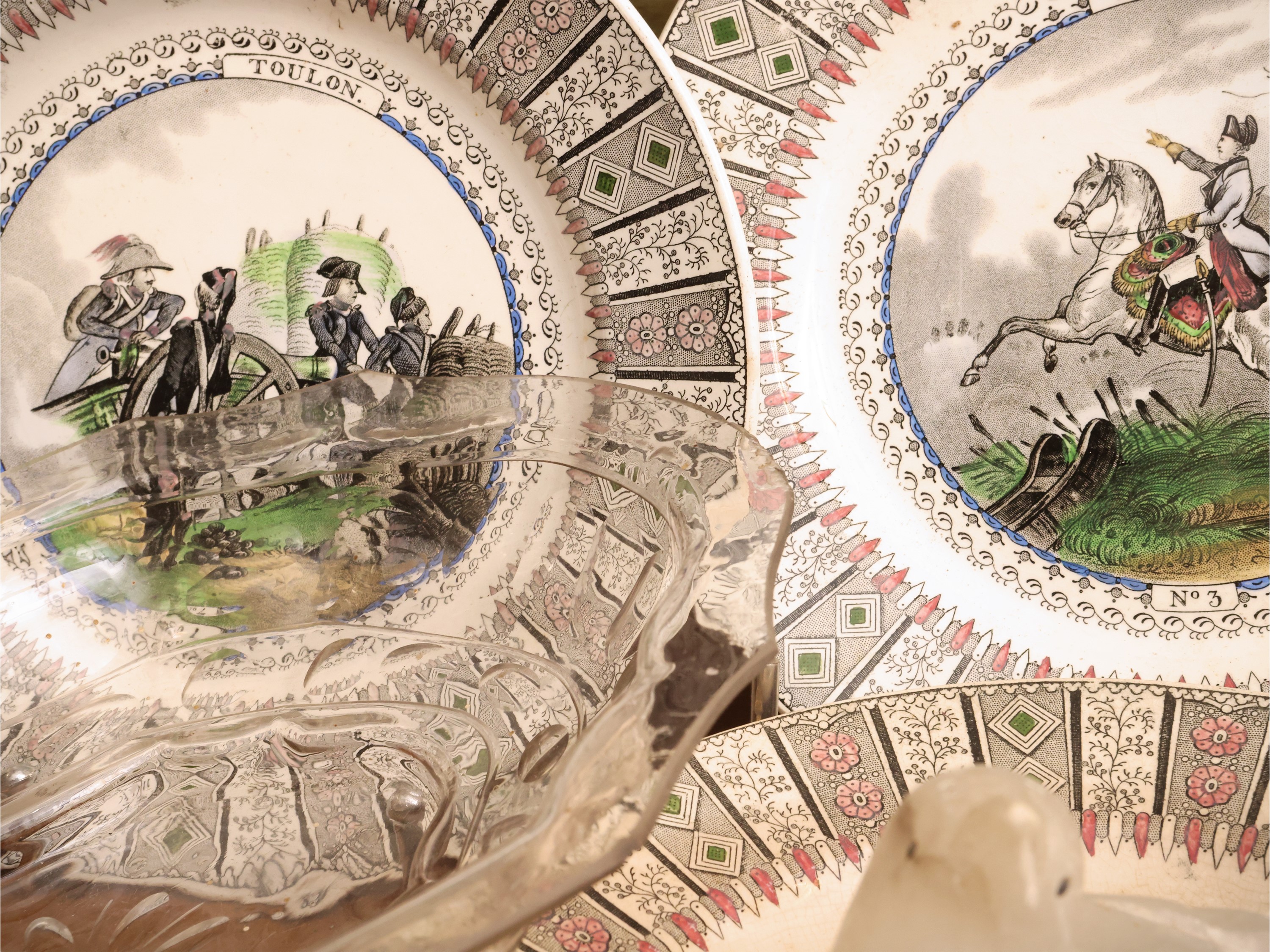 Collezione di curiosità d’epoca, con volatili in alabastro e servizio di piattini in terraglia (X...
