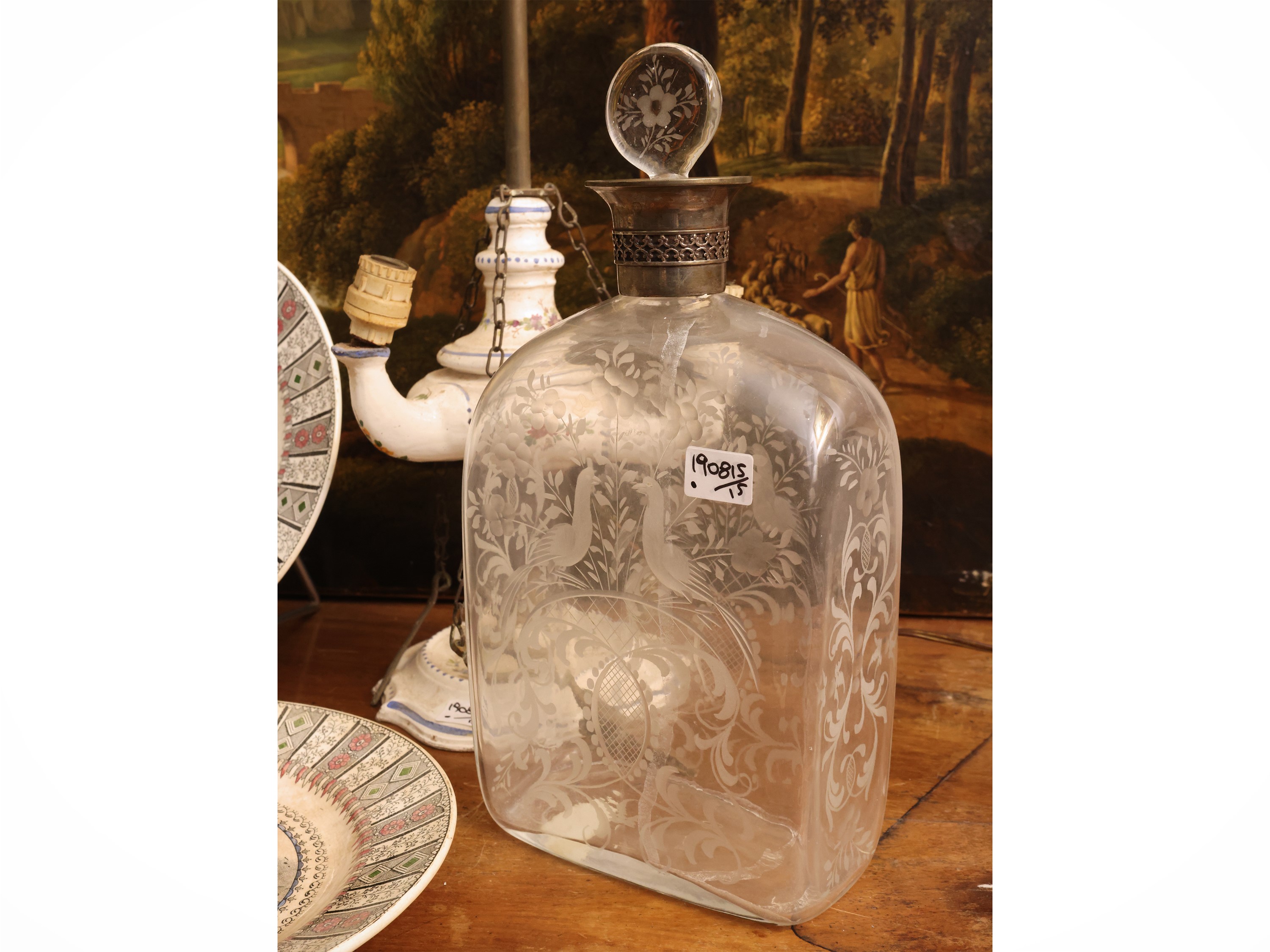 Collezione di curiosità d’epoca, con volatili in alabastro e servizio di piattini in terraglia (X...
