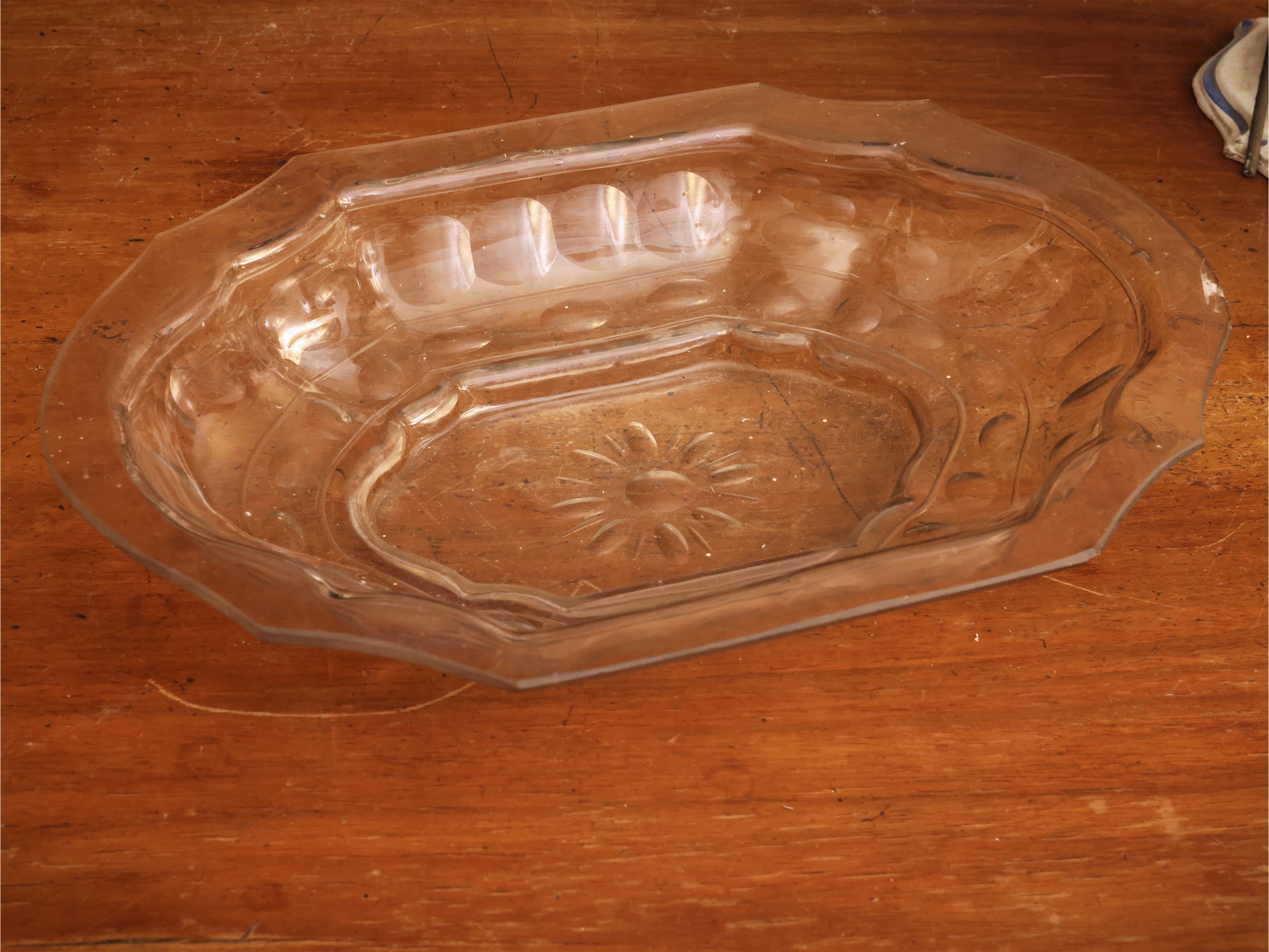 Collezione di curiosità d’epoca, con volatili in alabastro e servizio di piattini in terraglia (X...