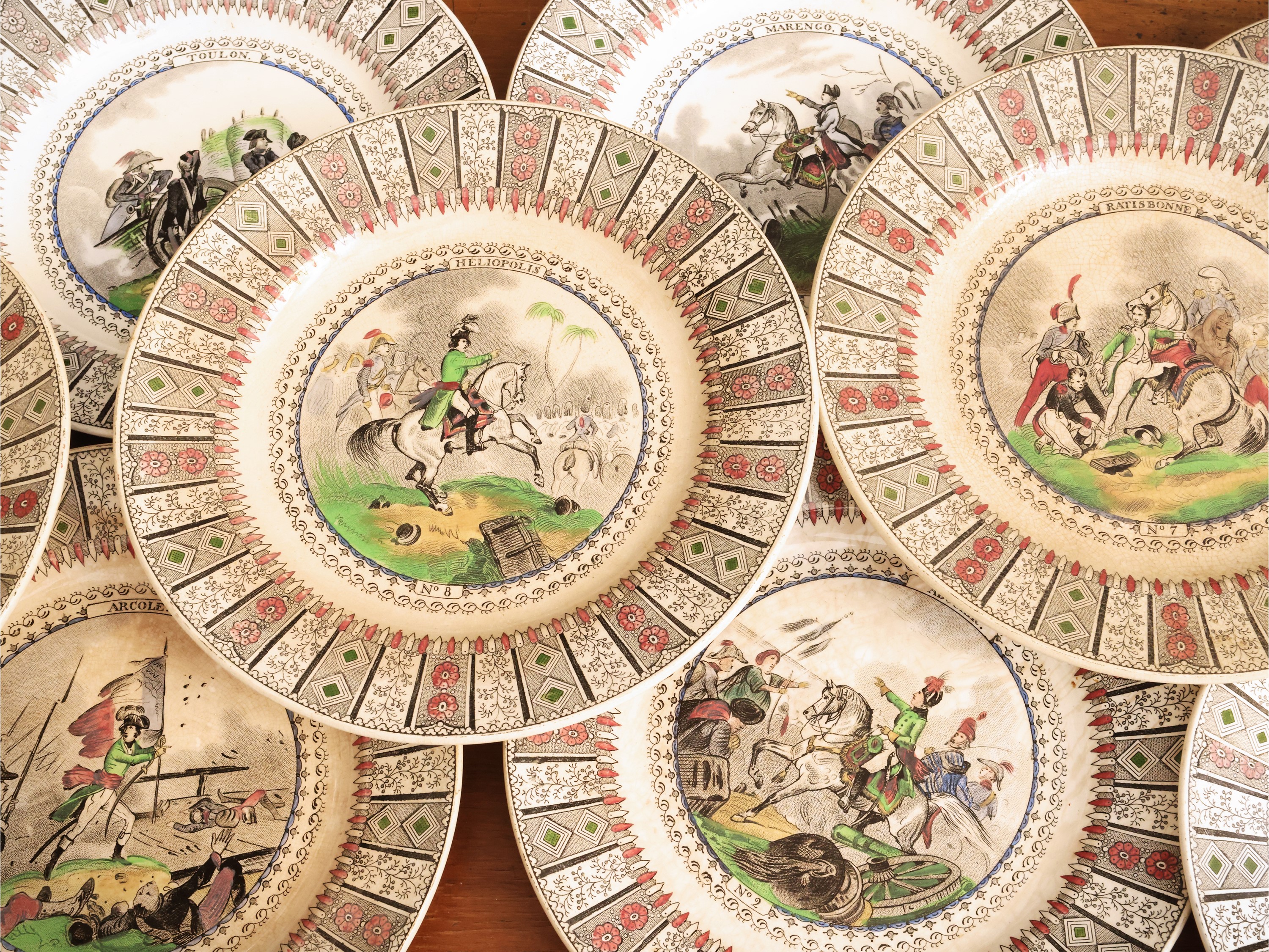 Collezione di curiosità d’epoca, con volatili in alabastro e servizio di piattini in terraglia (X...