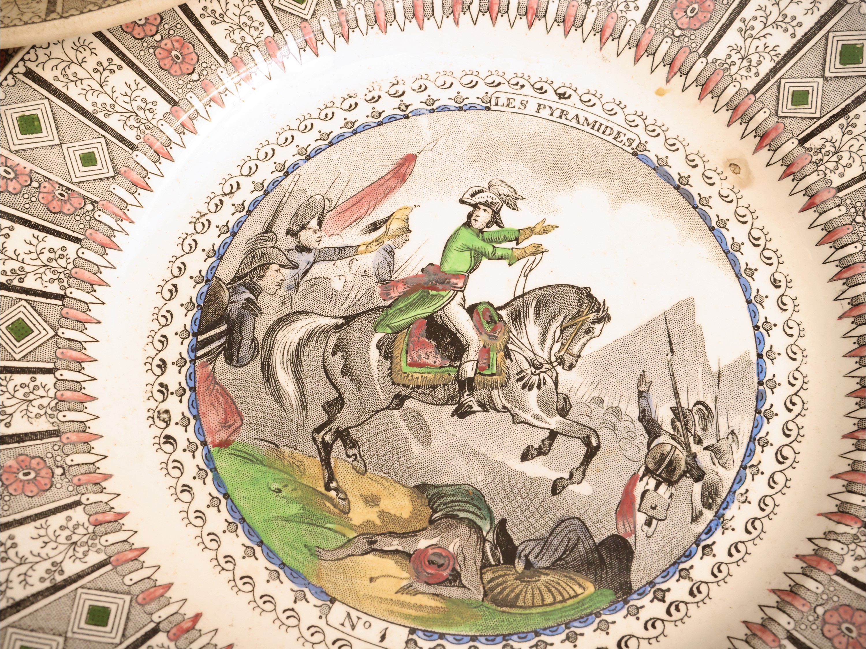 Collezione di curiosità d’epoca, con volatili in alabastro e servizio di piattini in terraglia (X...