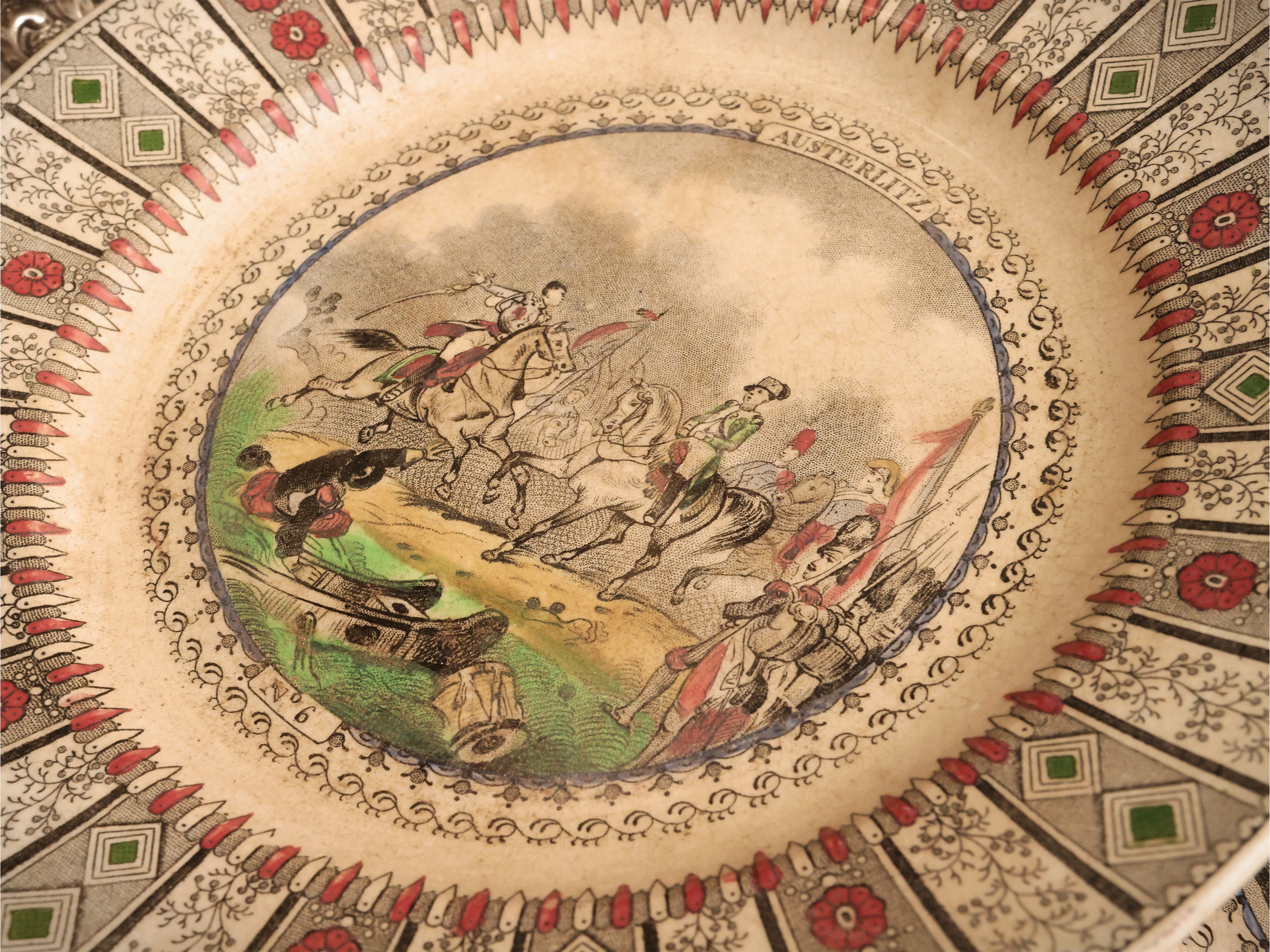 Collezione di curiosità d’epoca, con volatili in alabastro e servizio di piattini in terraglia (X...