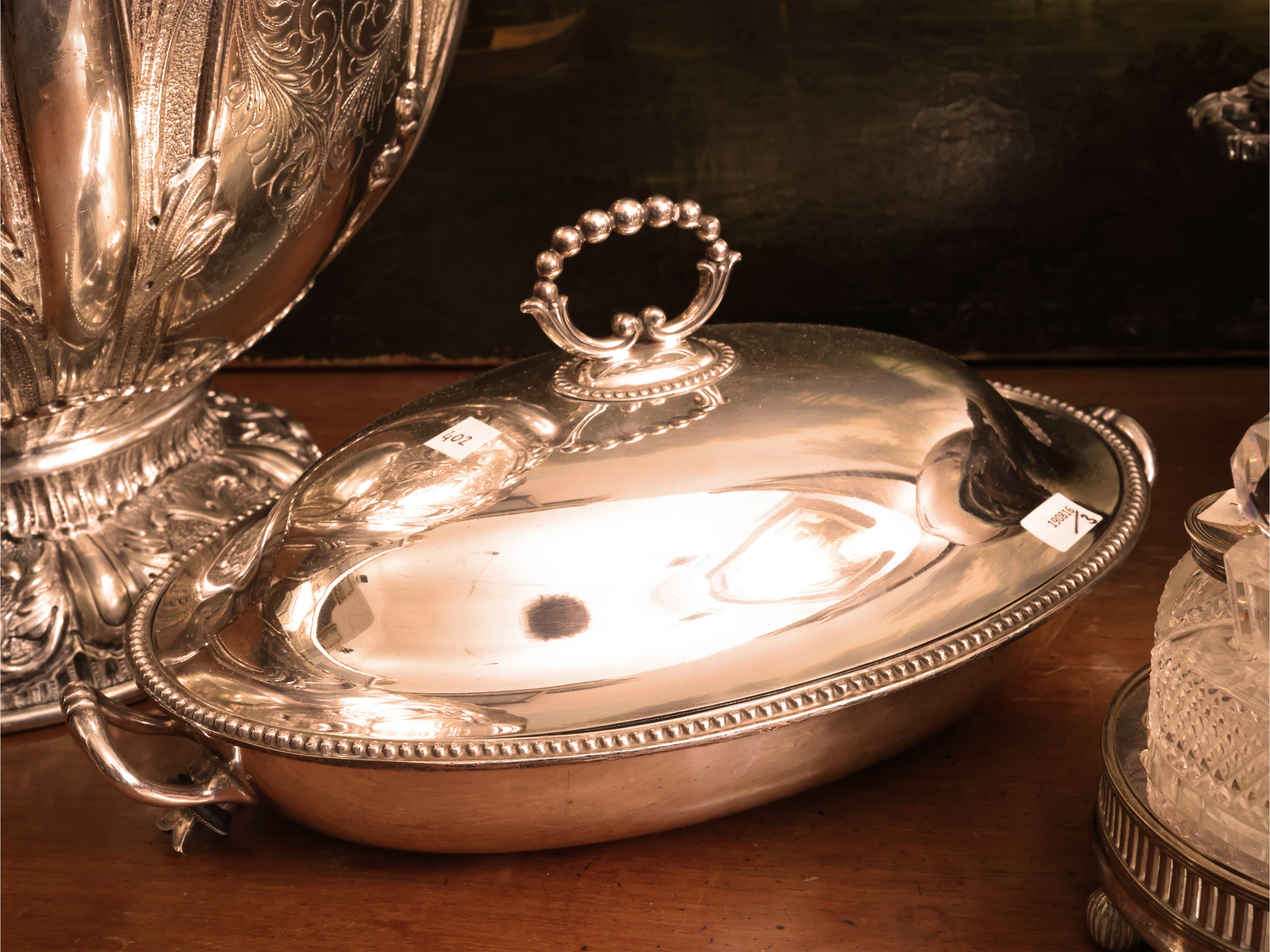 Accessori da portata d’epoca, scaldavivande con cloche girevole, legumiera e cruet con ampolle in...