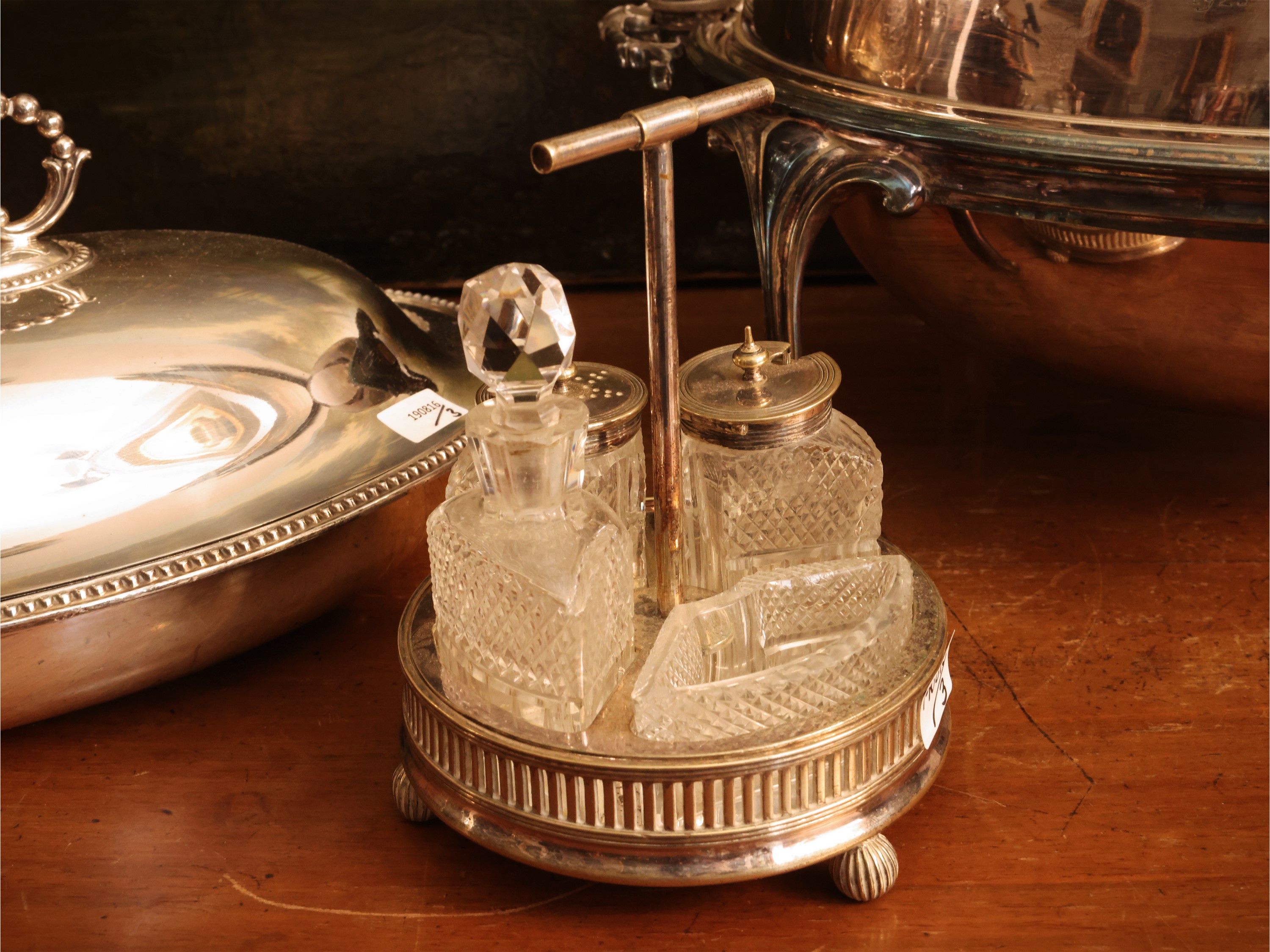 Accessori da portata d’epoca, scaldavivande con cloche girevole, legumiera e cruet con ampolle in...