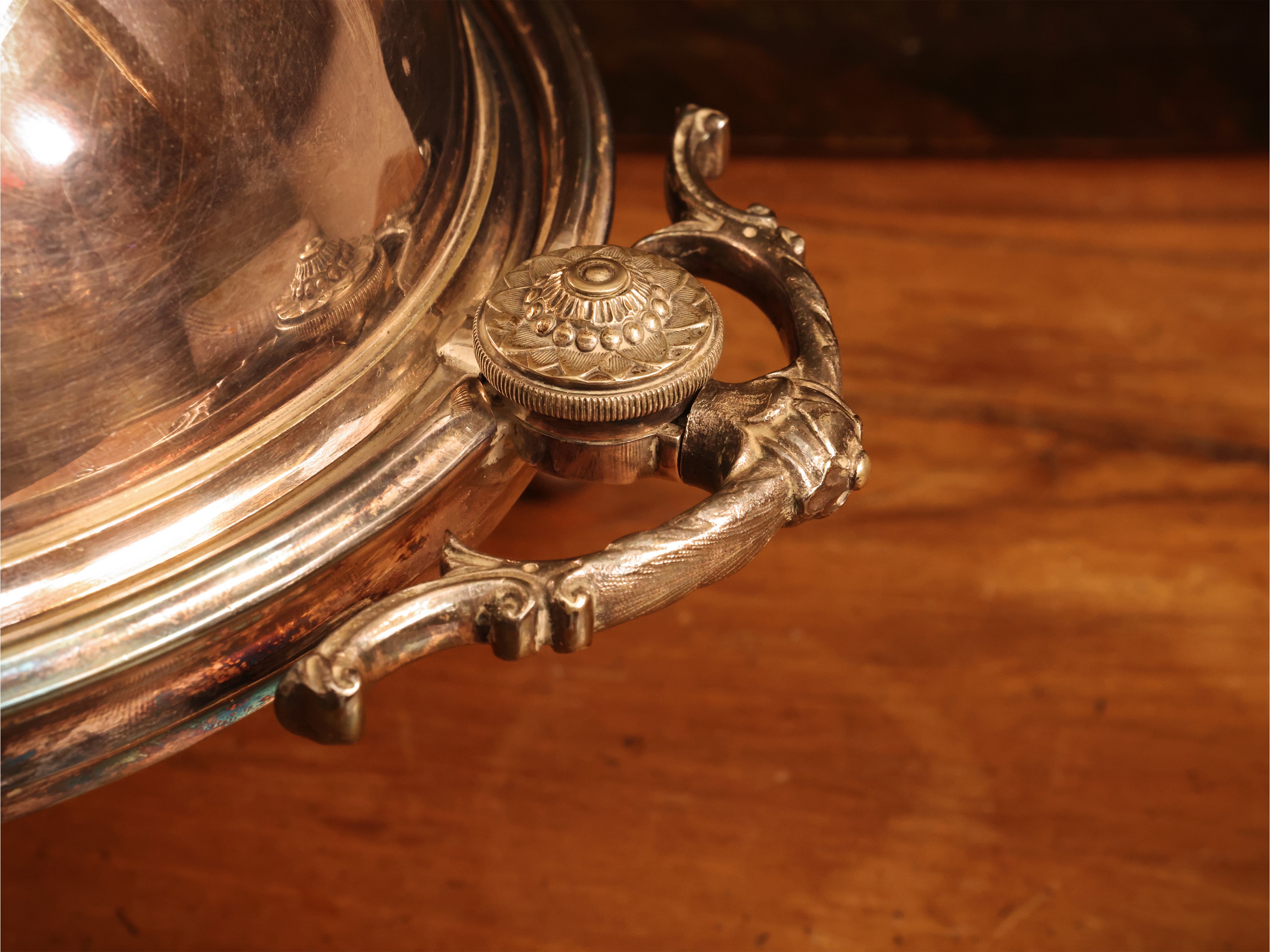 Accessori da portata d’epoca, scaldavivande con cloche girevole, legumiera e cruet con ampolle in...