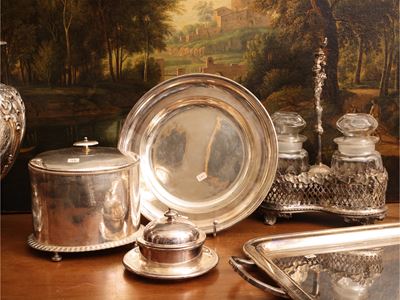 Accessori da tavola, vassoio a guantiera e set per condimenti in metallo argentato