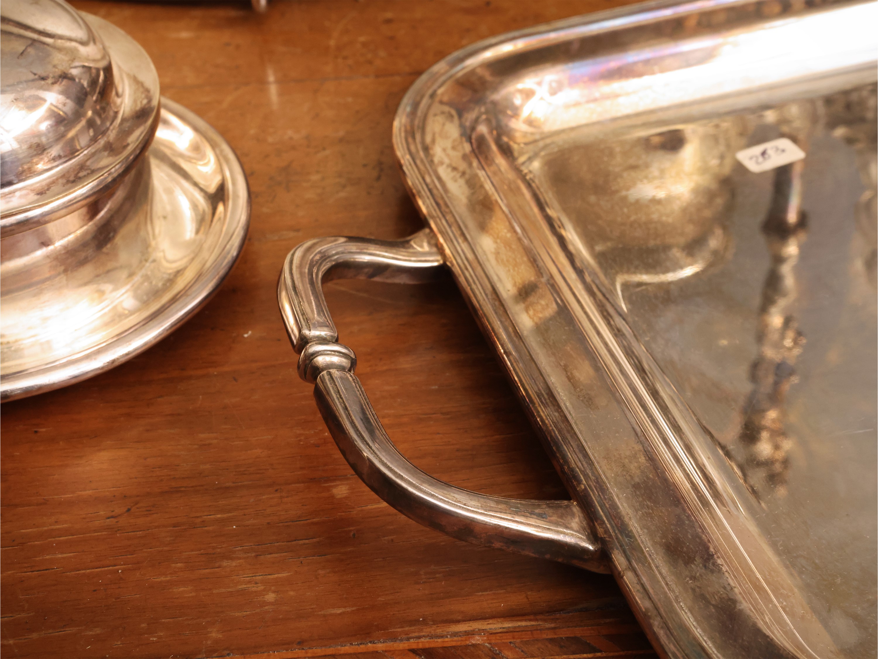 Accessori da tavola, vassoio a guantiera e set per condimenti in metallo argentato