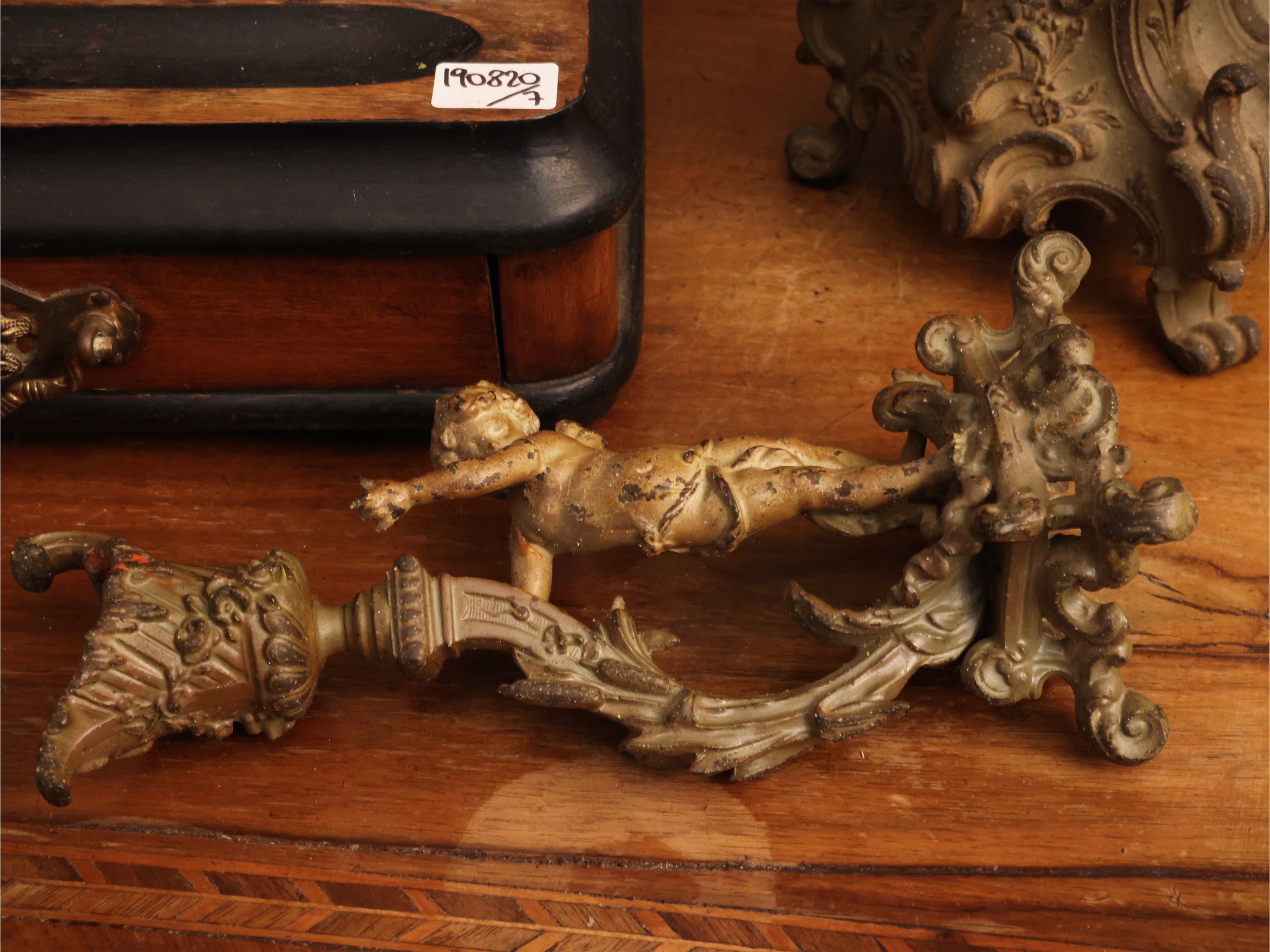 Trittico da camino in metallo smaltato con putti, Orologio e coppia di candelieri en pendant, XIX...