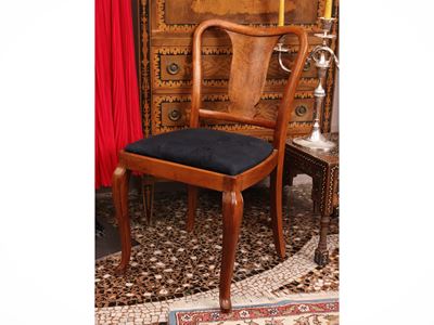 Serie di quattro sedie in radica, sedute imbottite rivestite in tessuto blu scuro