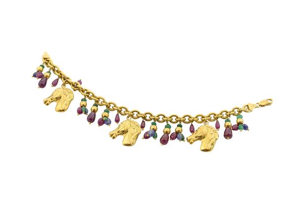 A emeralds, sapphires and cabochon amethysts bracelet with charms in 18K yellow gold
