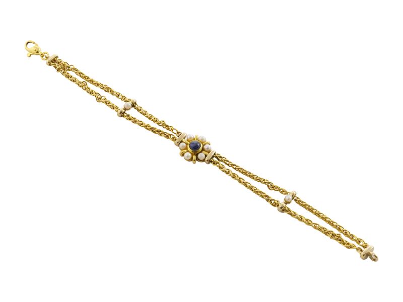 Bracciale in oro giallo 18 kt con piccole perle coltivate bianche e zaffiro cabochon
