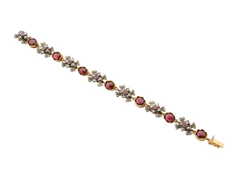 Bracciale in oro giallo 18 kt con granati cabochon e rubini