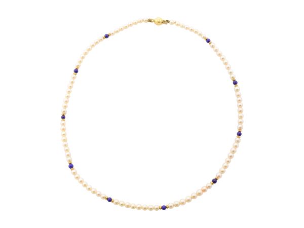 Collana ad un filo di perle bianche coltivate, lapislazzuli e oro giallo 18Kt  - Asta Gioielli e Orologi - Maison Bibelot - Casa d'Aste Firenze - Milano